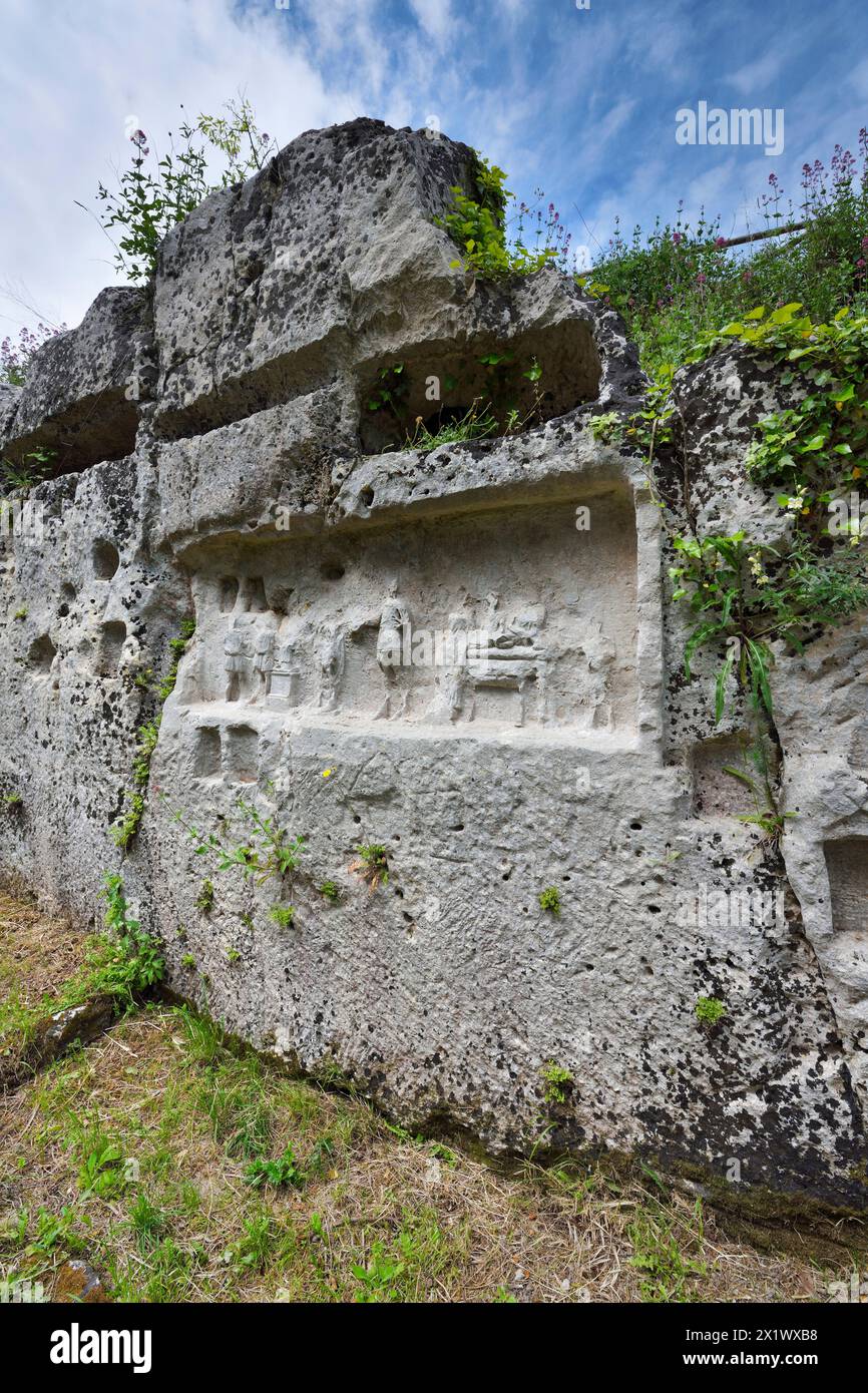 Pinax in rilievo. Latomia dell'Intagliatella. Area archeologica di ​​akrai. Palazzolo Acreide. Sicilia Foto Stock