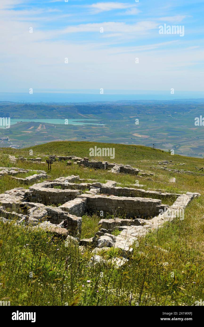 Terrazza dell'area sacra 2. Area archeologica di ​​monte Adranone. Sambuca di Sicilia. Sicilia Foto Stock
