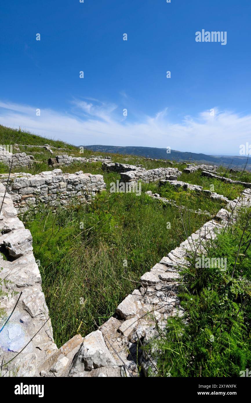 Terrazza dell'area sacra 1. Area archeologica di ​​monte Adranone. Sambuca di Sicilia. Sicilia Foto Stock