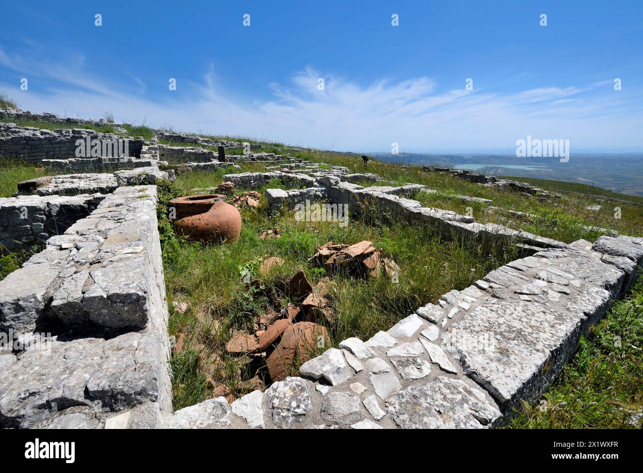 Terrazza dell'area sacra 1. Area archeologica di ​​monte Adranone. Sambuca di Sicilia. Sicilia Foto Stock