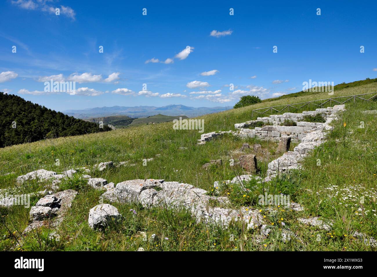 Terrazza dell'area sacra 2. Area archeologica di ​​monte Adranone. Sambuca di Sicilia. Sicilia Foto Stock