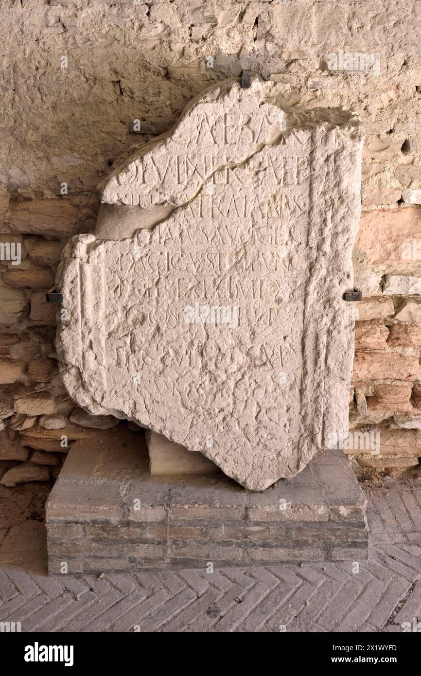 Roman Tombstone. Sala d'ingresso del Palazzo Ducale (Corte superiore). Fossombrone. Marche. Italia Foto Stock