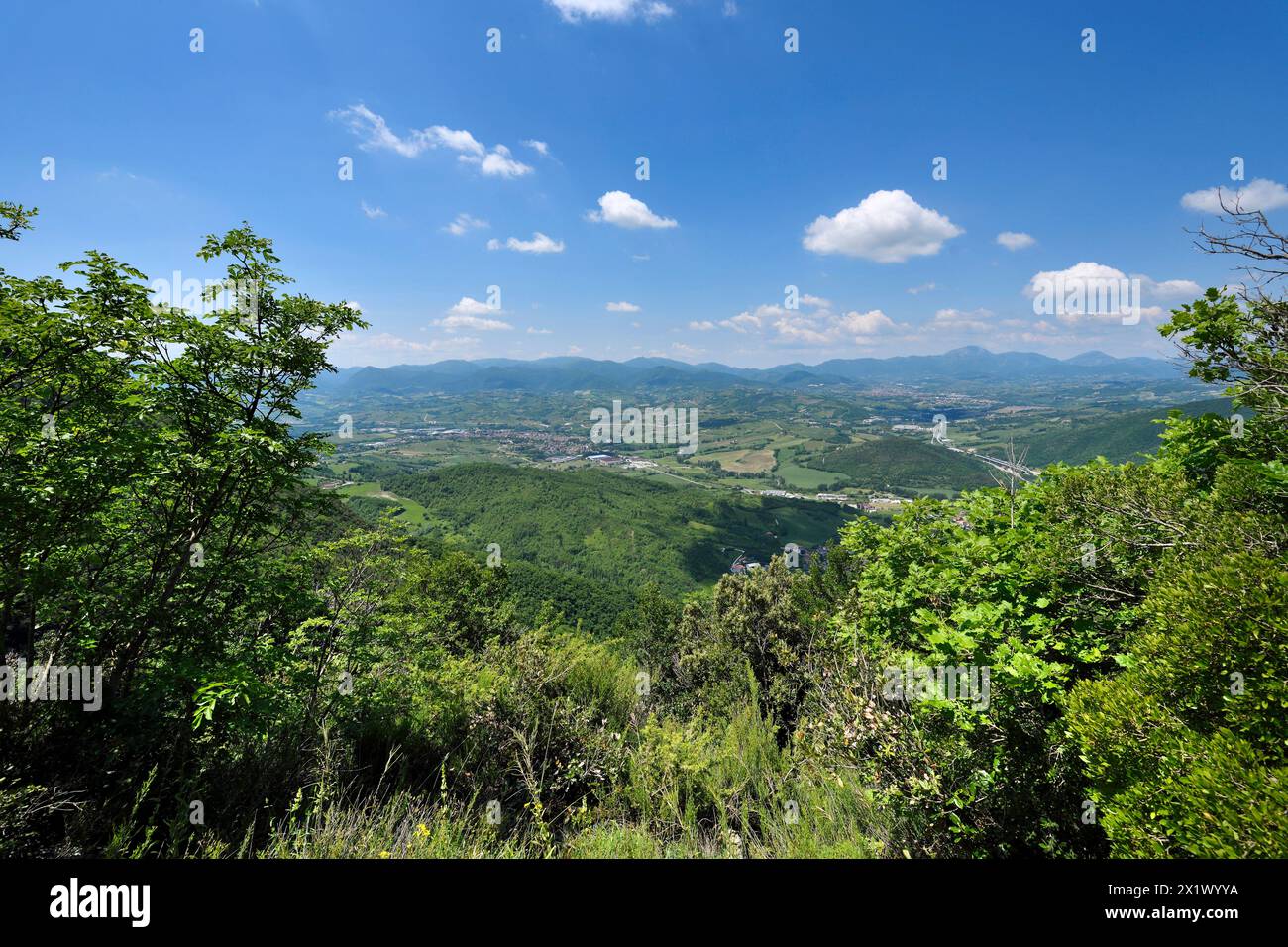 Panorama sull'alta Valle Esino dall'Eremo dell'Acquerella. Cerreto D'esi. Marche. Italia Foto Stock