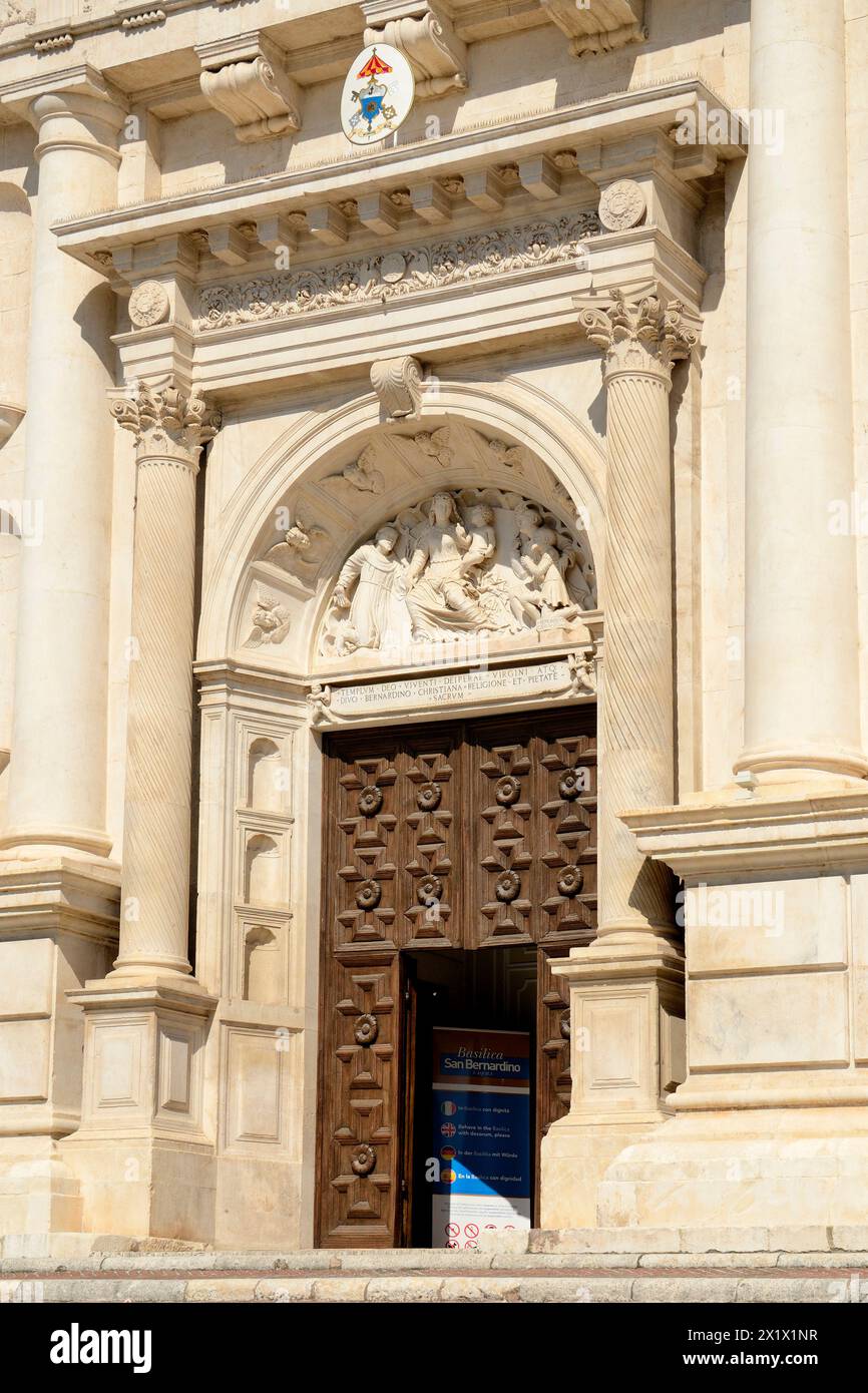 Portale centrale della Basilica di San Bernardino da Siena. L'Aquila. Abruzzo. Italia Foto Stock