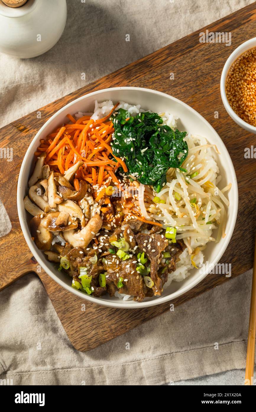 Abbondante piatto bibimbop coreano con funghi di manzo carote e riso Foto Stock