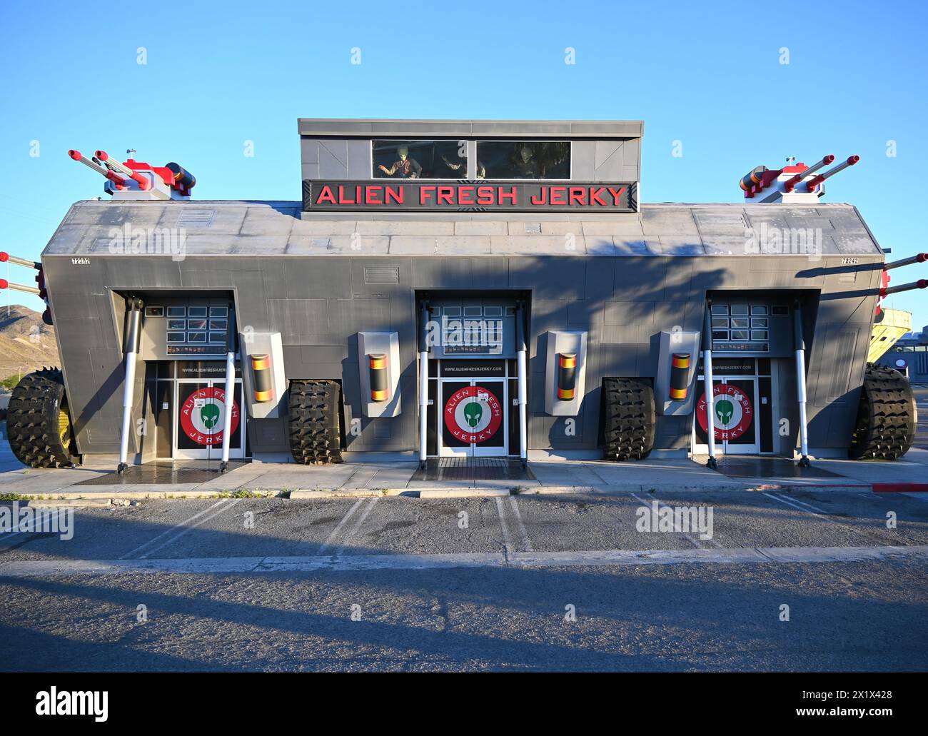 BAKER, CALIFORNIA - 14 aprile 2024: The Alien Fresh Jerky Store a Baker, California, nei pressi dell'Interstate 15 e della Route 127. Foto Stock