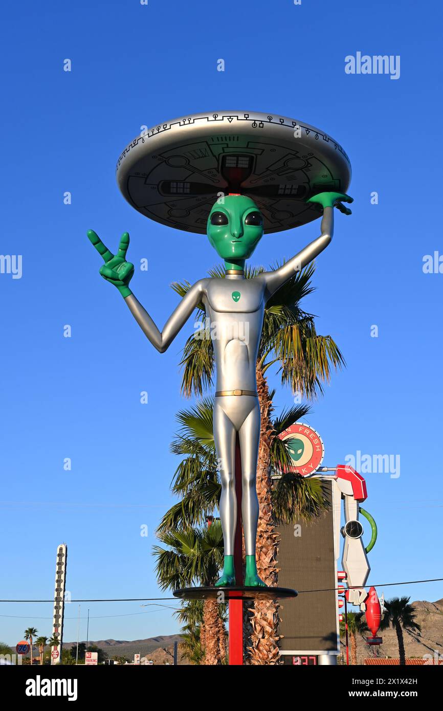 BAKER, CALIFORNIA - 14 aprile 2024: Statua aliena nel parcheggio dell'Alien Fresh Jerkey Store. Foto Stock