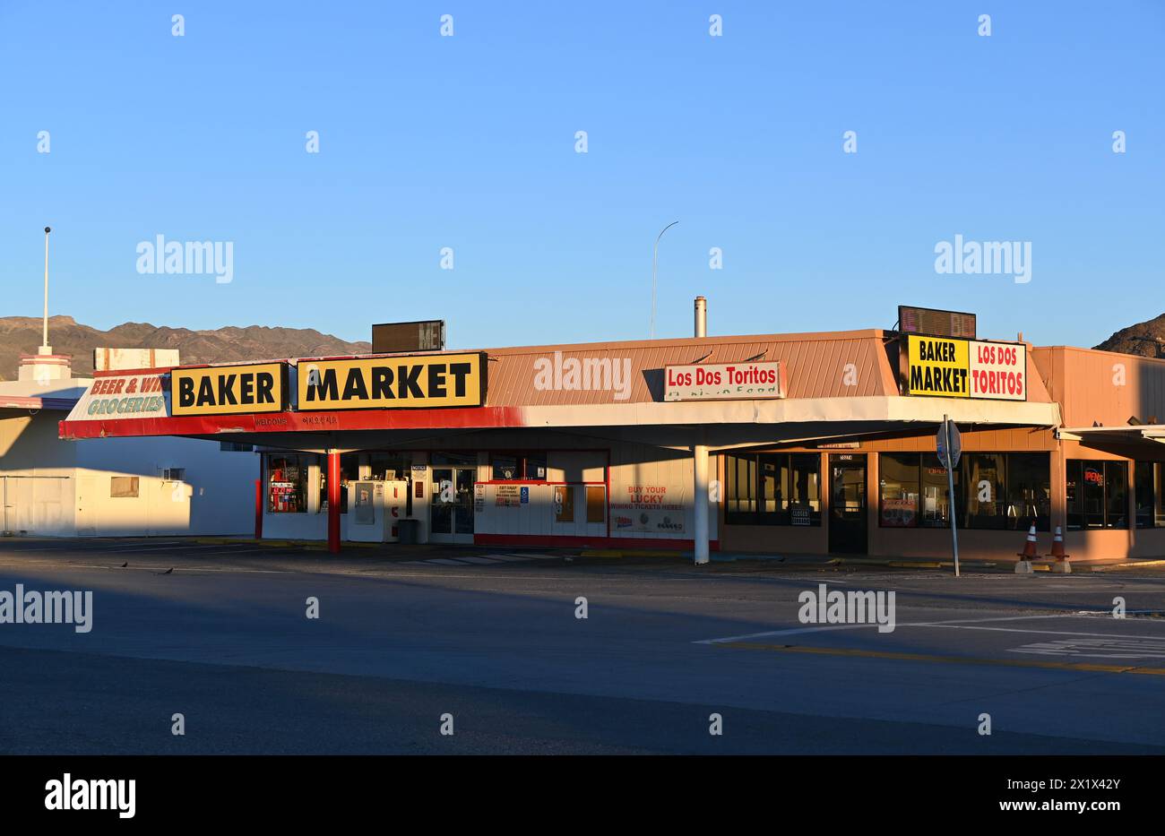 BAKER, CALIFORNIA - 14 aprile 2024: Baker Market nell'alta città desertica al largo della 1-15 sulla strada per Las Vegas. Foto Stock