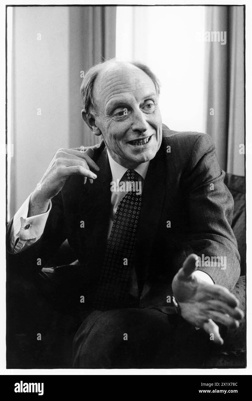 NEIL KINNOCK, EX LEADER DEL PARTITO LABURISTA, 1993: Un ritratto dell'ex leader del partito laburista Neil Kinnock MP scattato al numero 1 di Parliament Street, Londra, Inghilterra, Regno Unito il 6 aprile 1993. Foto: Rob Watkins. INFO: Questa foto è stata scattata per celebrare un anno da quando Neil Kinnock ha perso le elezioni generali del 1992, la sua seconda sconfitta elettorale nazionale. Aveva fatto un sacco di ricerche d'animo nell'anno successivo. Foto Stock