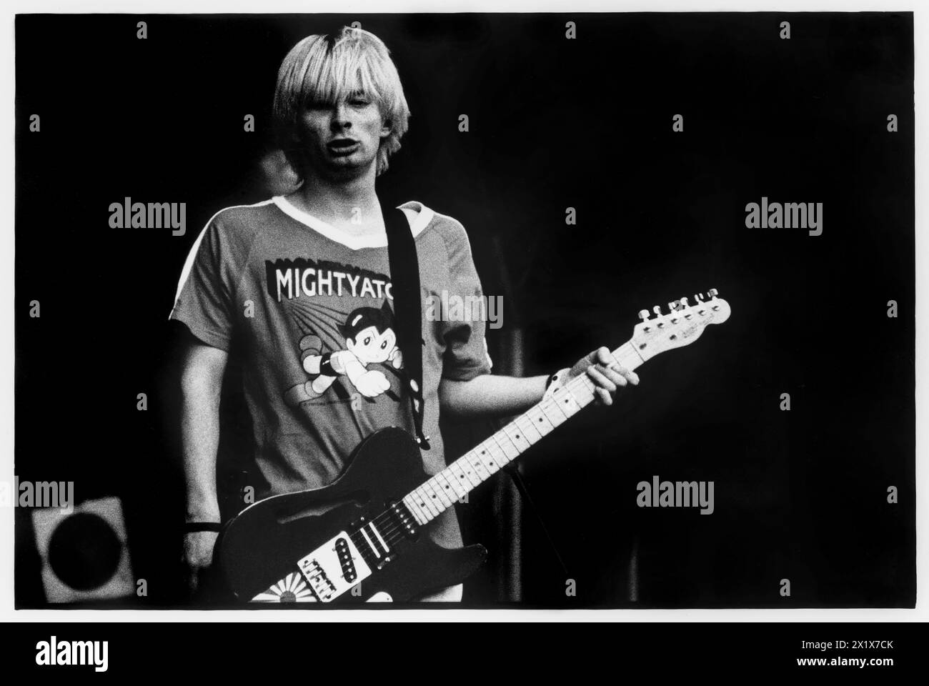 RADIOHEAD, FIRST GLASTONBURY, 1994: Un giovane Thom Yorke dei Radiohead durante la prima apparizione della band al Glastonbury Festival sul NME Stage, giugno 26 1994, Pilton Farm, Inghilterra. La band ha debuttato canzoni dal loro prossimo album classico Bends durante questo set. Fotografia: Rob Watkins Foto Stock