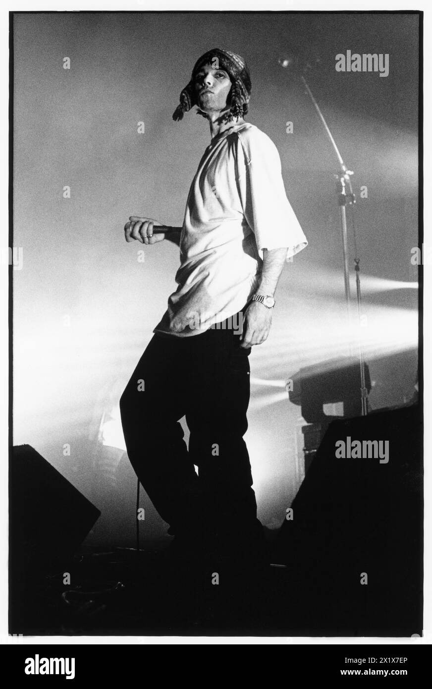 IAN BROWN, THE STONE ROSES, CANTANTE, 1994: Ian Brown dei The Stone Roses che suonano al Newport Centre di Newport, Galles, Regno Unito in un tour per promuovere il loro singolo Love Spreads e l'album Second Coming, il 4 dicembre 1994. Foto: Rob Watkins Foto Stock