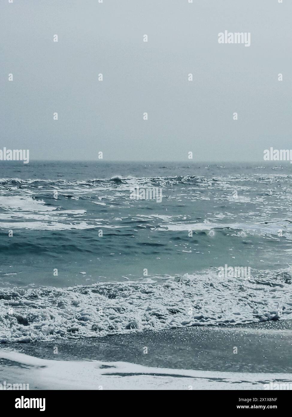 Onde marine da surf con schiuma bianca. Vista sul mare. Onda itinerante Foto Stock