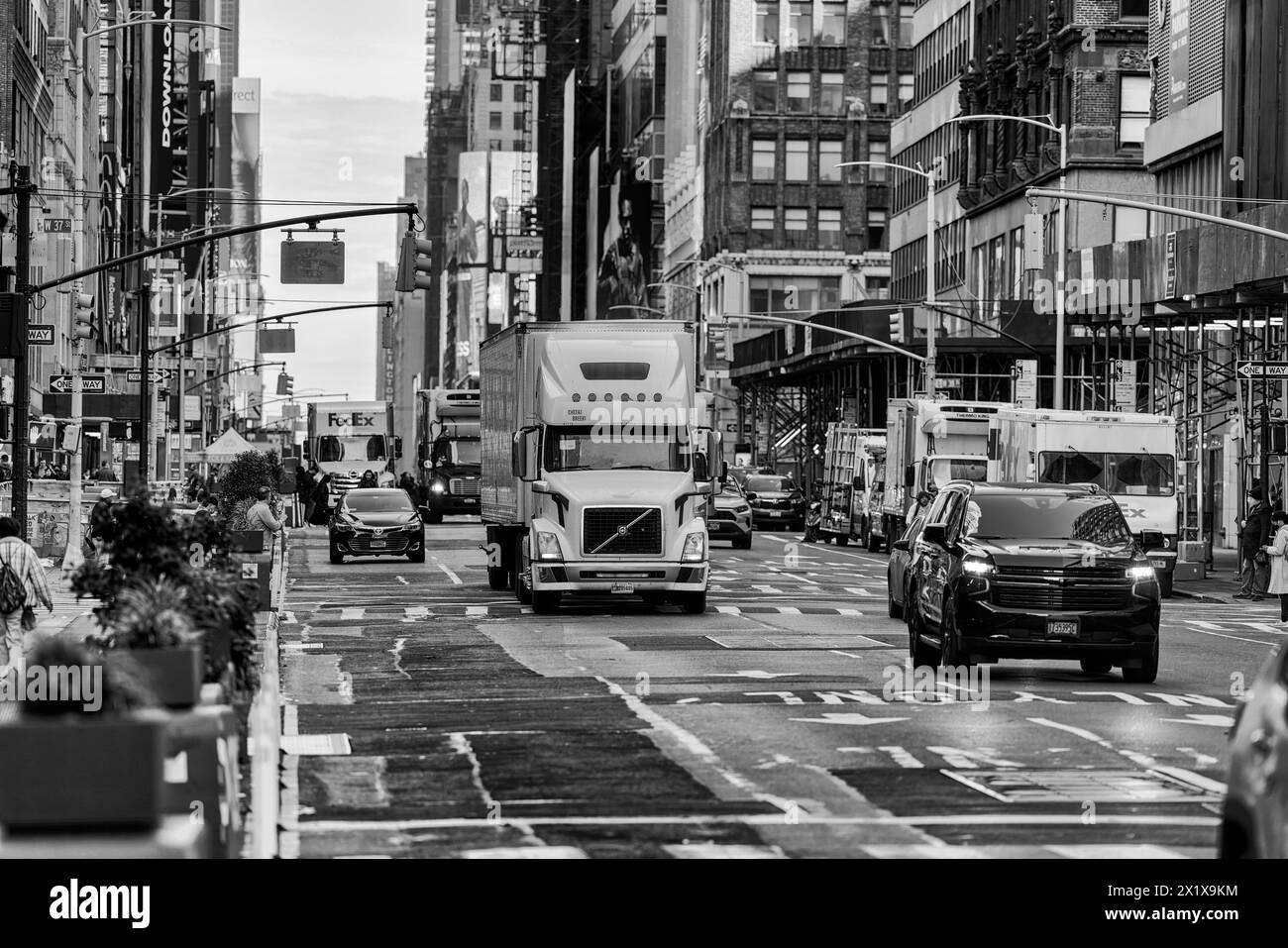 Volvo Truck e altri veicoli stradali sulla 7th Avenue e sulla 37th Street Mid Town, Manhattan, New York Foto Stock
