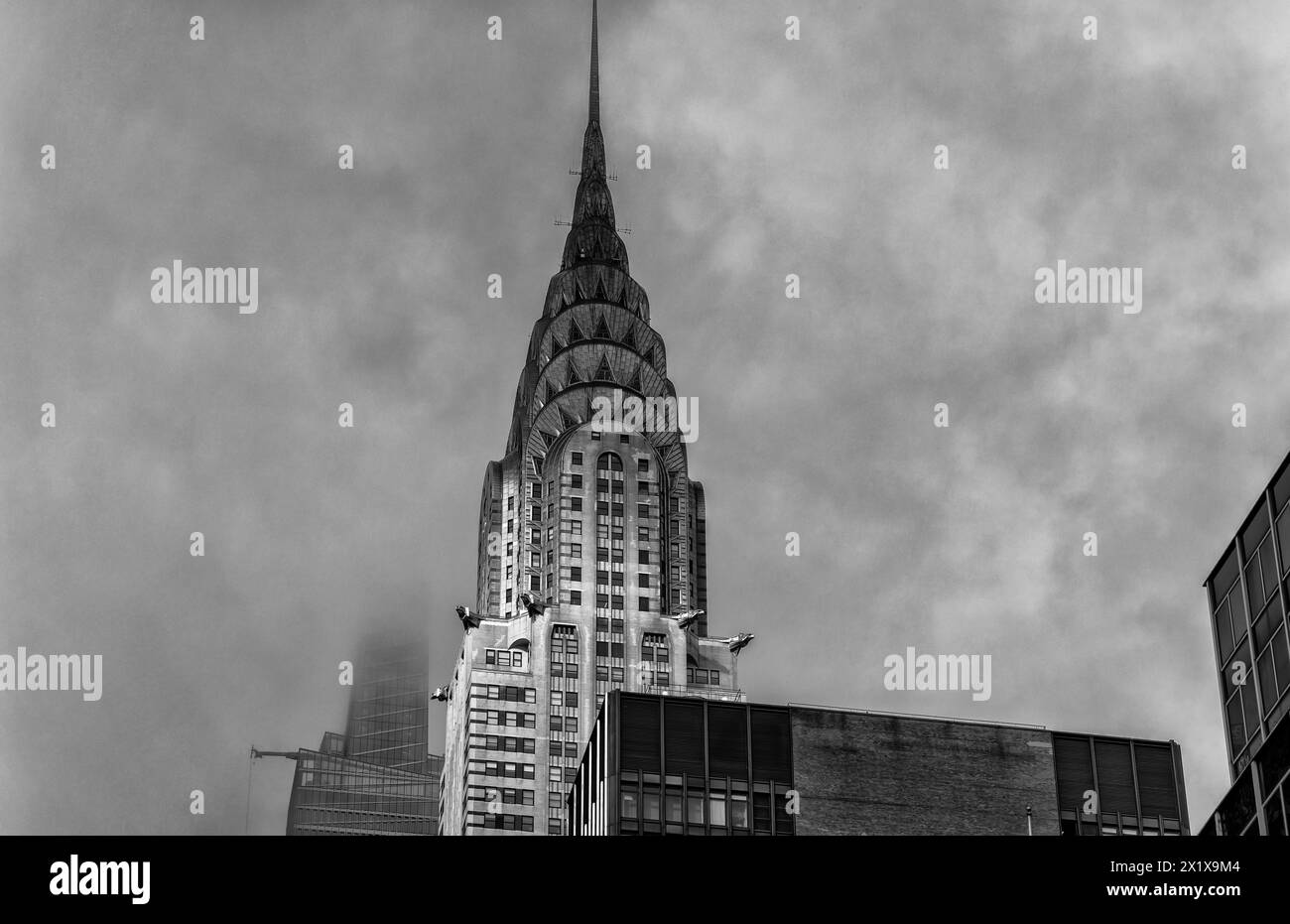 La luce del mattino presto e le nuvole basse sull'art deco Chrysler Building un grattacielo del 1930 di Willian Van Alen su Lexington Av, Lower Midtown, New York City Foto Stock