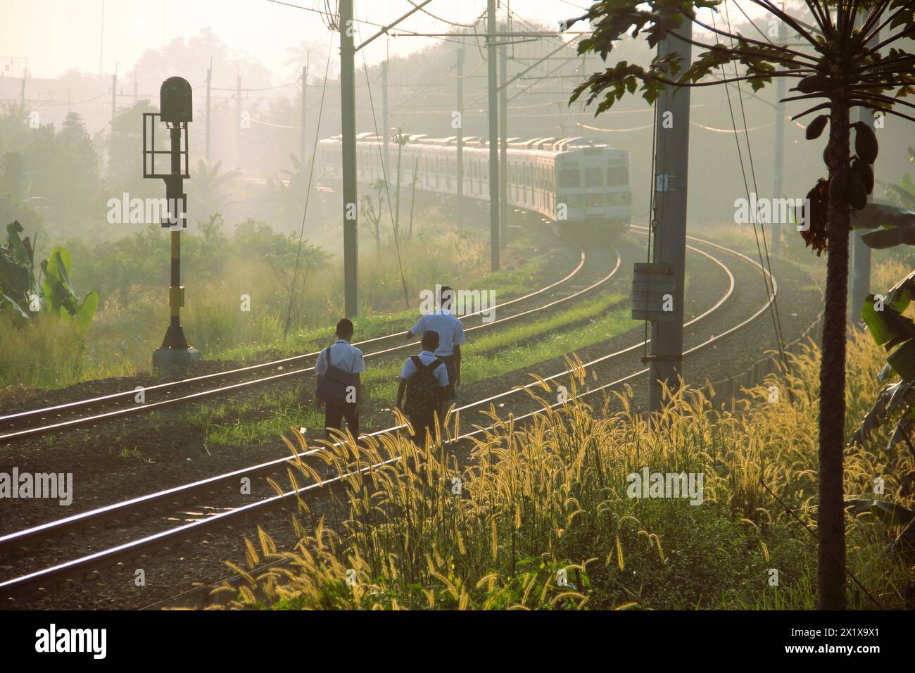 camminare sulla ferrovia, scorciatoia per la scuola (2) Foto Stock