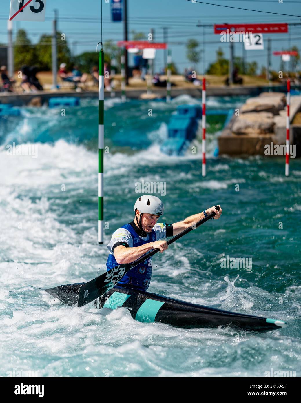 Zachary Lokken gareggia o gareggia durante le prove a squadre olimpiche di kayak del 2024 al Montgomery Whitewater Park di Montgomery, Alabama, USA. Foto Stock