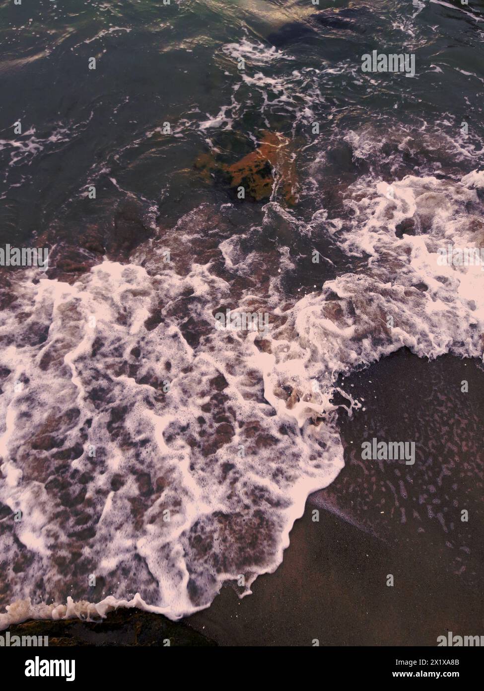 Onde marine da surf con schiuma bianca. Vista sul mare. Onda itinerante. Schiuma gorgogliante Foto Stock