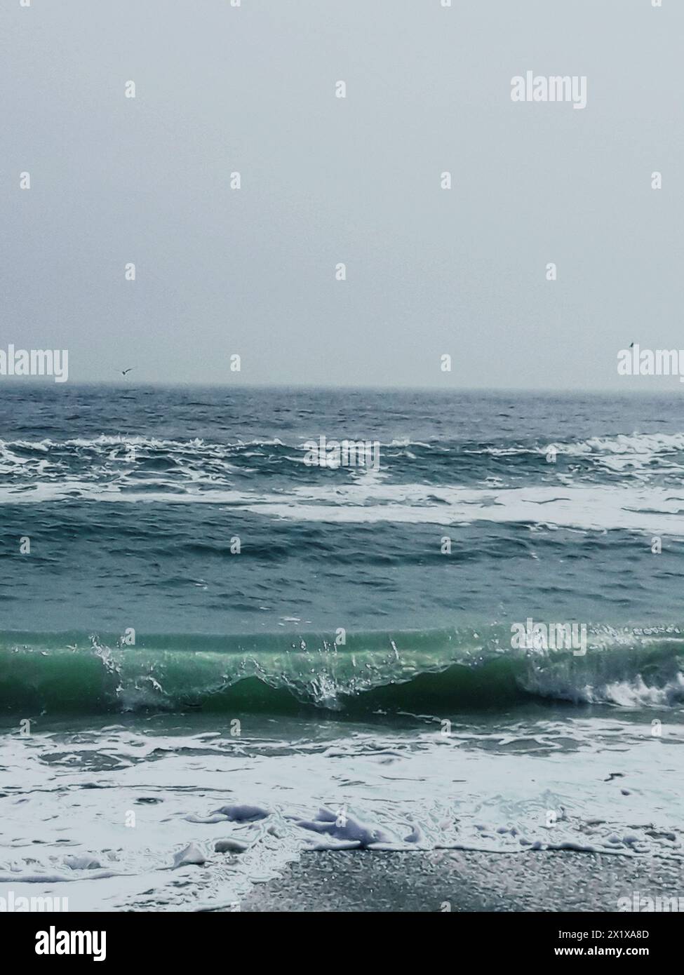 Onde marine da surf con schiuma bianca. Vista sul mare. Onda itinerante Foto Stock