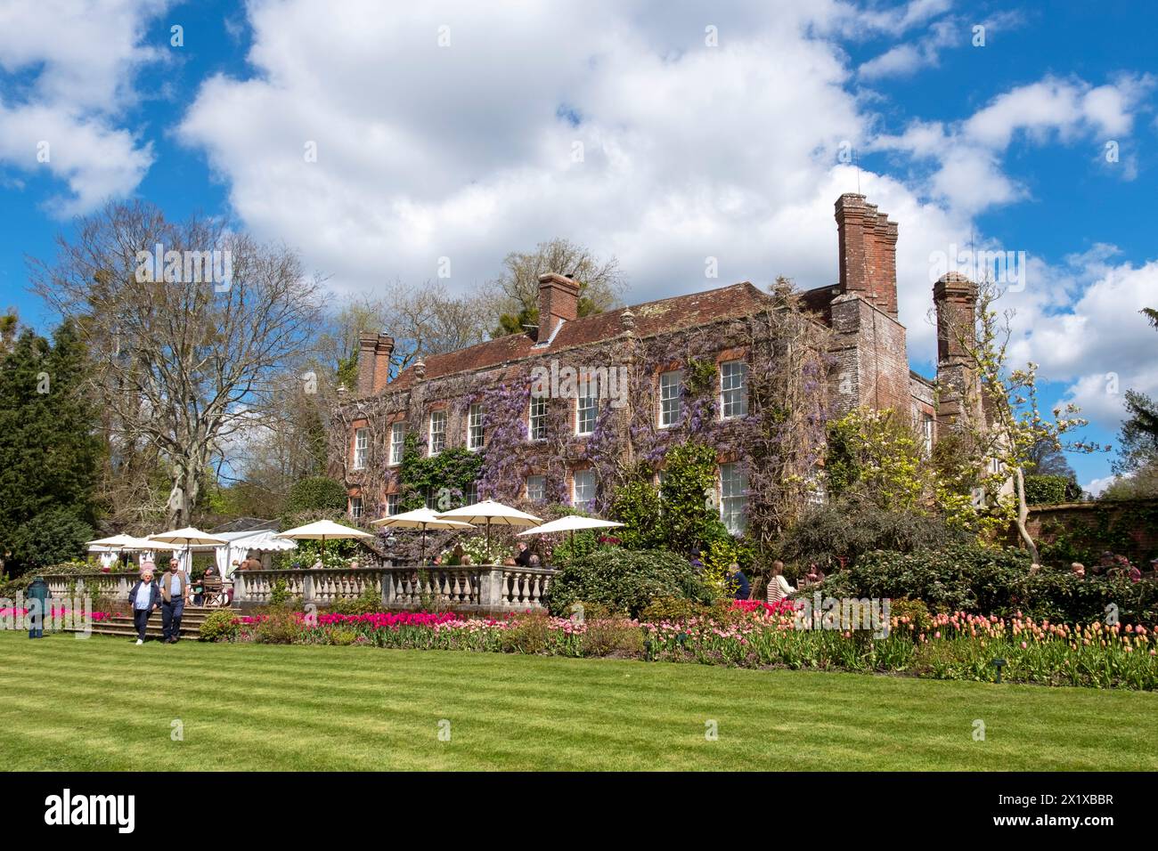 Pashley Manor Gardens, tulipani e Manor House, East Sussex. REGNO UNITO Foto Stock