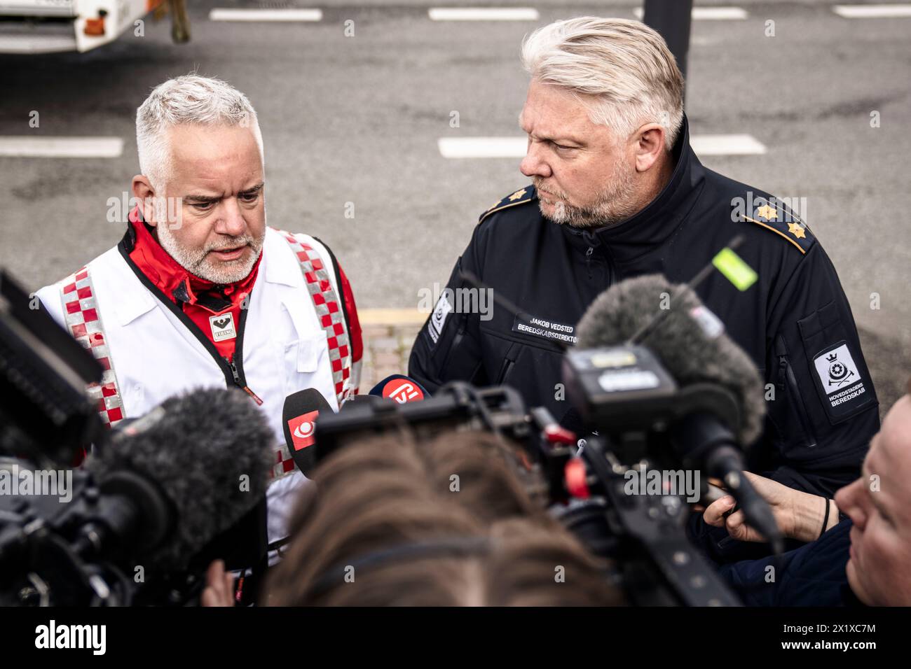 Comunicato stampa con il Comandante degli incidenti Tim Ole Simonsen del Direttore della gestione delle emergenze e della gestione delle emergenze della capitale Jakob Vedsted Andersen dopo che le pareti esterne della Borsa sono crollate verso la piazza del castello e Boersgade, Copenhagen, giovedì 18 aprile 2024. Martedì mattina è stato segnalato un incendio nell'edificio storico di Copenaghen, che era in fase di ristrutturazione. Si prevedeva che la ristrutturazione sarebbe stata completata nell'autunno del 2024 in occasione della celebrazione del 400° anniversario della Borsa. Il costruttore Foto Stock