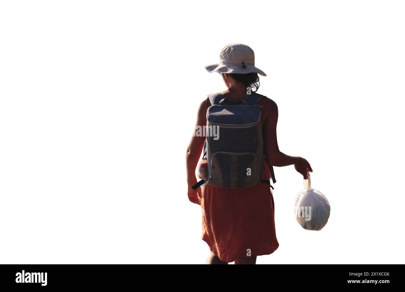 Camper donna che cammina con un sacco per la spazzatura, promuovendo pratiche di campeggio ecocompatibili. Isolato su sfondo trasparente per un uso versatile Foto Stock