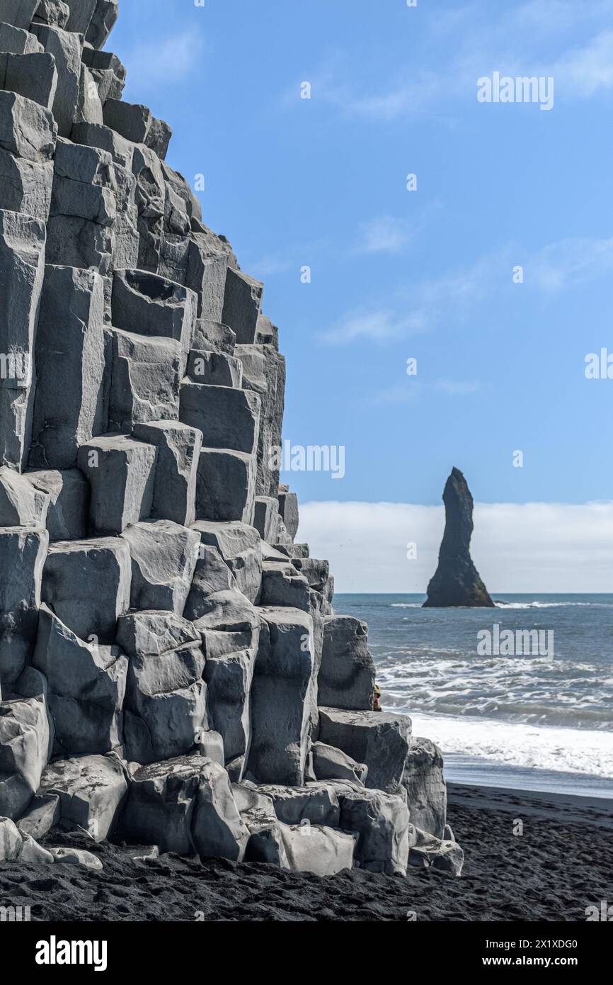 Colonne di basalto alla base della scogliera di Reynisfjall sulla spiaggia di Reynisfjara nella scogliera dell'Islanda meridionale Foto Stock