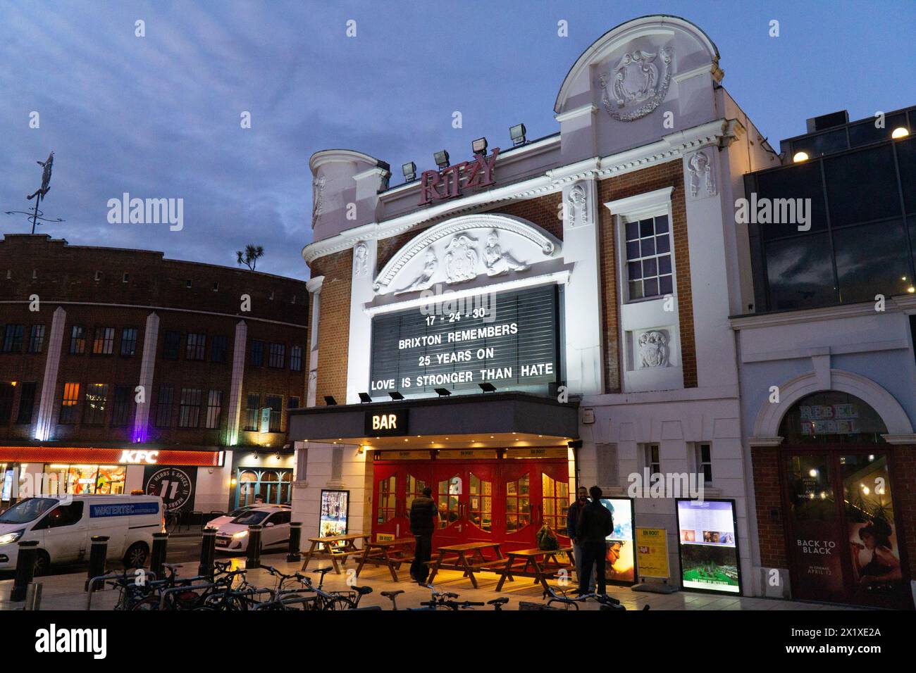 Londra, Regno Unito, 17 aprile 2024: Nel 25° anniversario della bomba a chiodo Brixton ambientata da David Copeland, il cinema Ritzy mostra un messaggio anti-odio vicino al luogo dell'esplosione che ha ferito 48 persone. Le veglie annuali sono state organizzate dalla National Hate Crime Action Week 17-24-30 e il fondatore Mark Healey ha parlato alla vigilia, così come il deputato locale Helen Hayes. I numeri 17-24-30 rappresentano le date delle bombe a Brixton, Brick Lane e al pub gay Admiral Duncan di Soho. Anna Watson/Alamy Live News Foto Stock