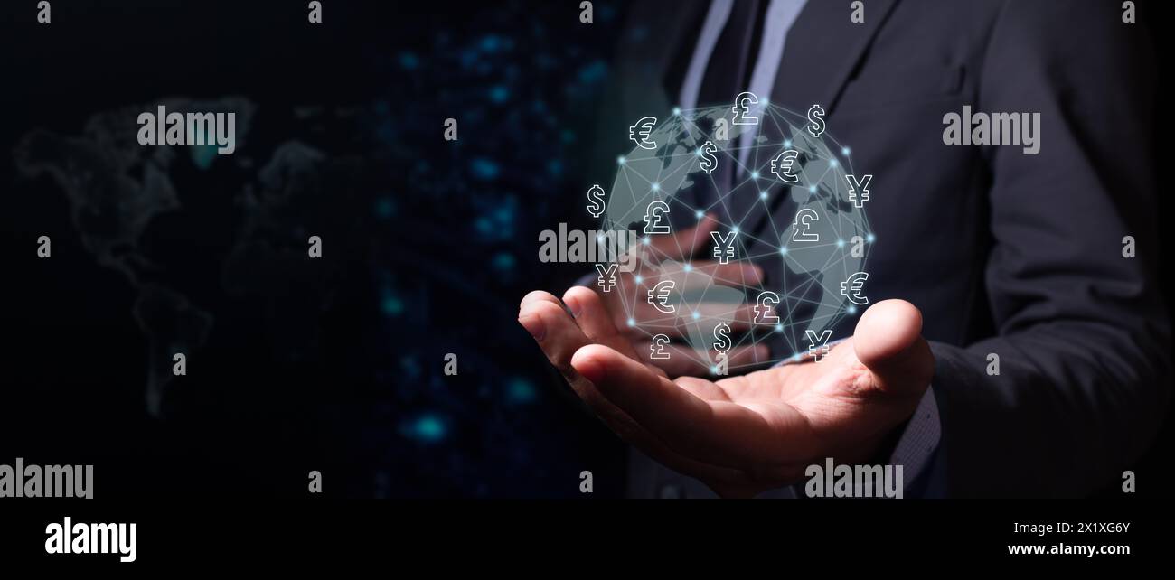 executive detiene un ologramma del mondo con icone delle valute internazionali. connessioni globali Foto Stock