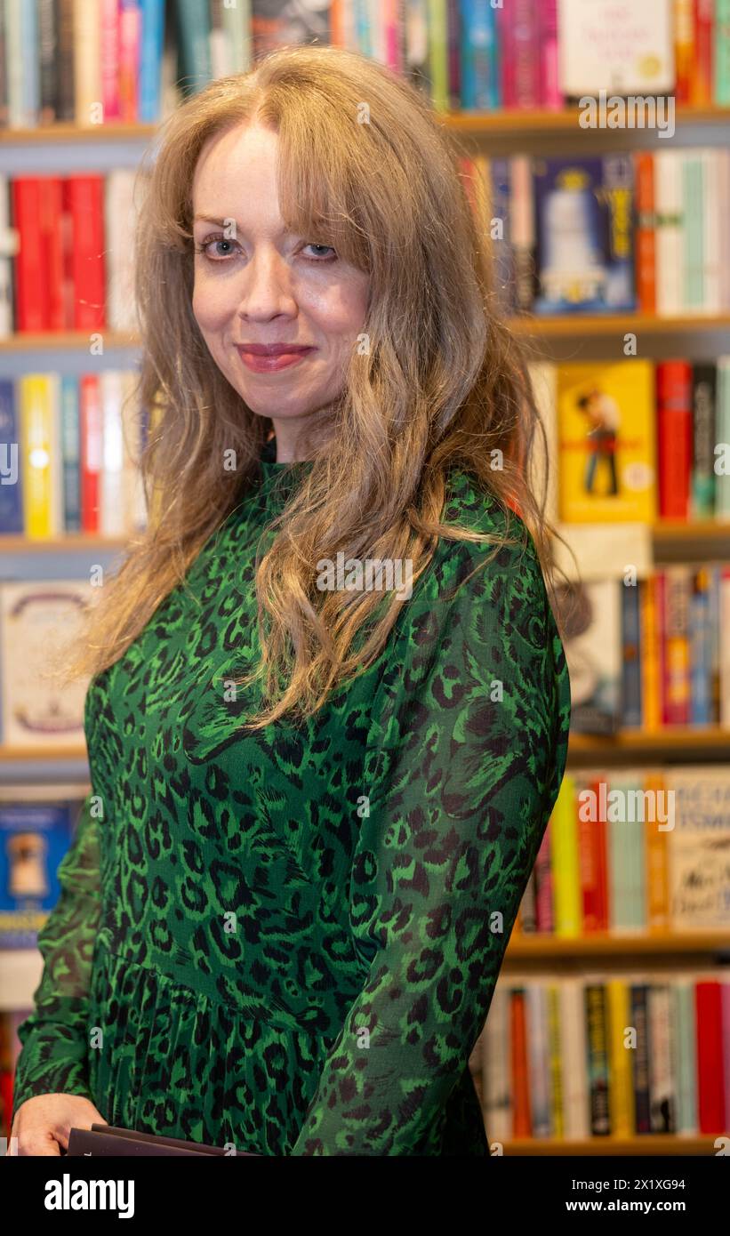 Brentwood Essex 16 aprile 2024 Erin Kelly, autrice di The Skeleton Key e del suo nuovo libro The House of Mirrors at a book signing at Waterstones Brentwood Essex UK Credit: Ian Davidson/Alamy Live News Foto Stock