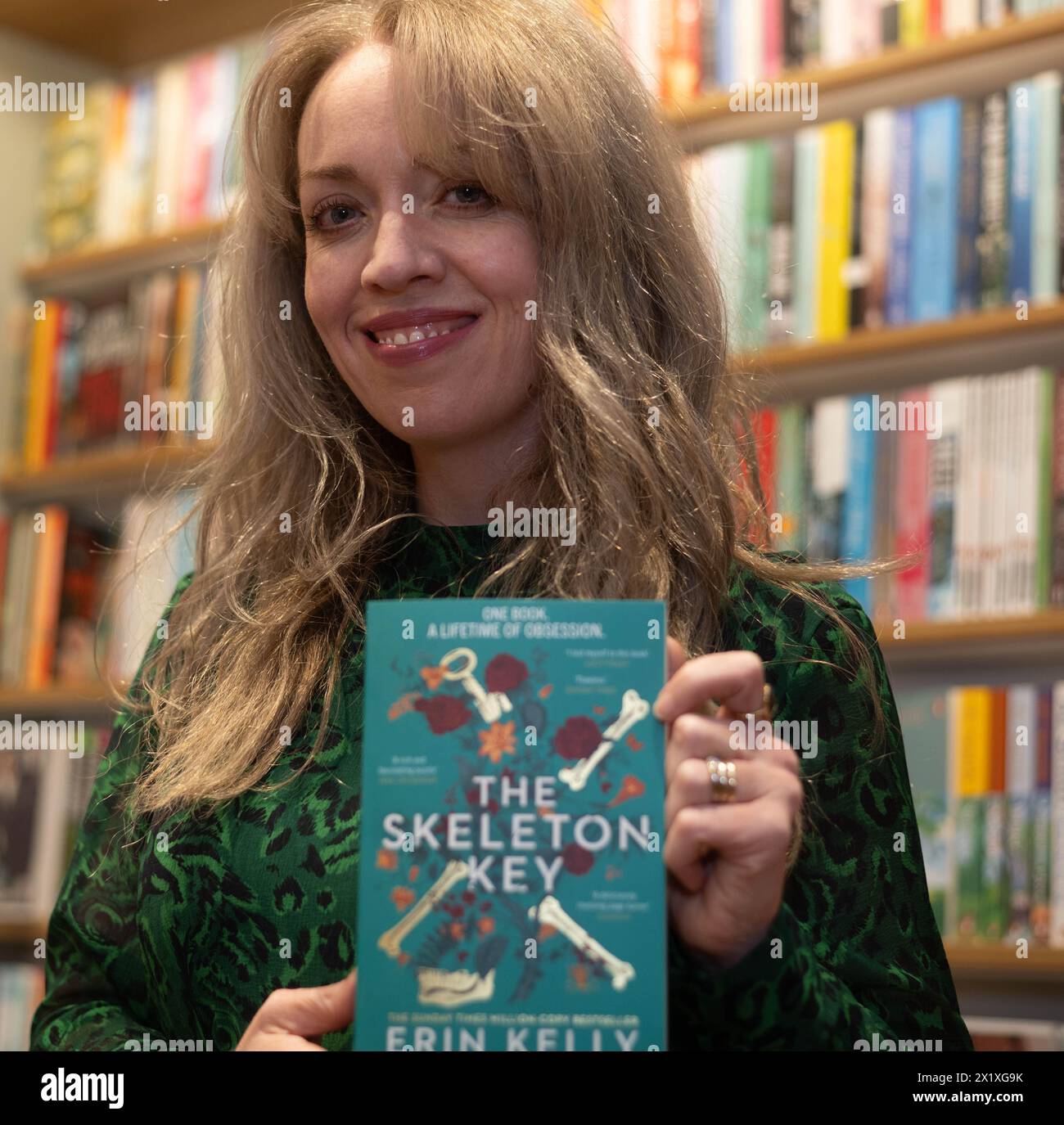 Brentwood Essex 16 aprile 2024 Erin Kelly, autrice di The Skeleton Key e del suo nuovo libro The House of Mirrors at a book signing at Waterstones Brentwood Essex UK Credit: Ian Davidson/Alamy Live News Foto Stock