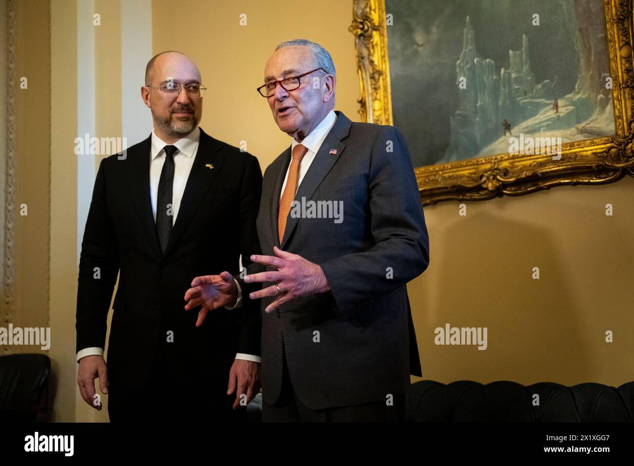 Washington, Stati Uniti. 18 aprile 2024. Il primo ministro ucraino Denys Shmyhal e il senatore Chuck Schumer (D-N.Y.), leader della maggioranza del Senato, durante una foto-op prima di una riunione, al Campidoglio degli Stati Uniti, a Washington, DC, giovedì 18 aprile, 2024. (Graeme Sloan/Sipa USA) credito: SIPA USA/Alamy Live News Foto Stock