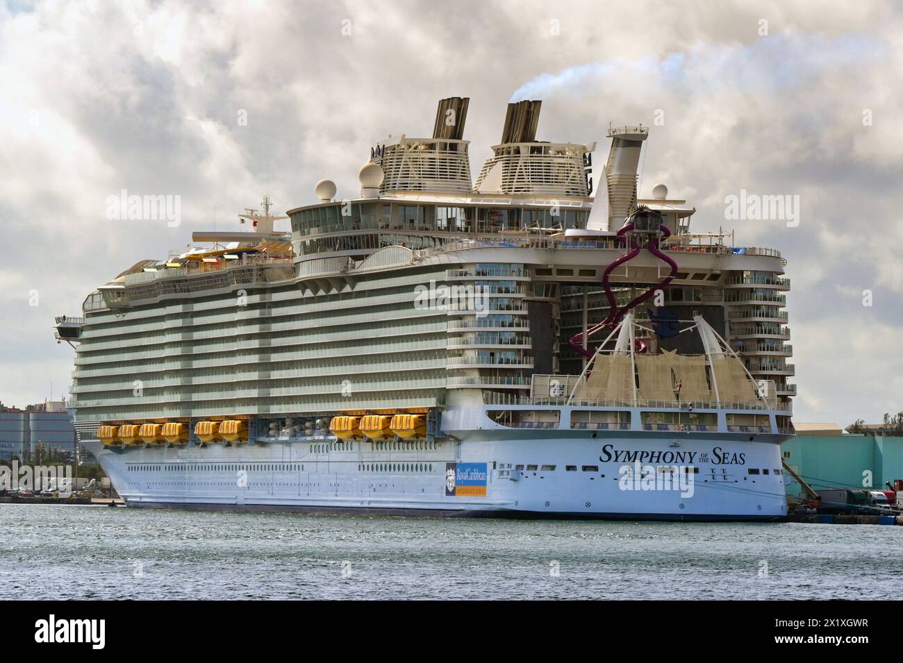 Fort Lauderdale, Florida, USA - 3 dicembre 2023: Nave da crociera Symphony of the Seas attraccata nel porto di Fort Lauderdale. La nave è gestita da RCI Foto Stock