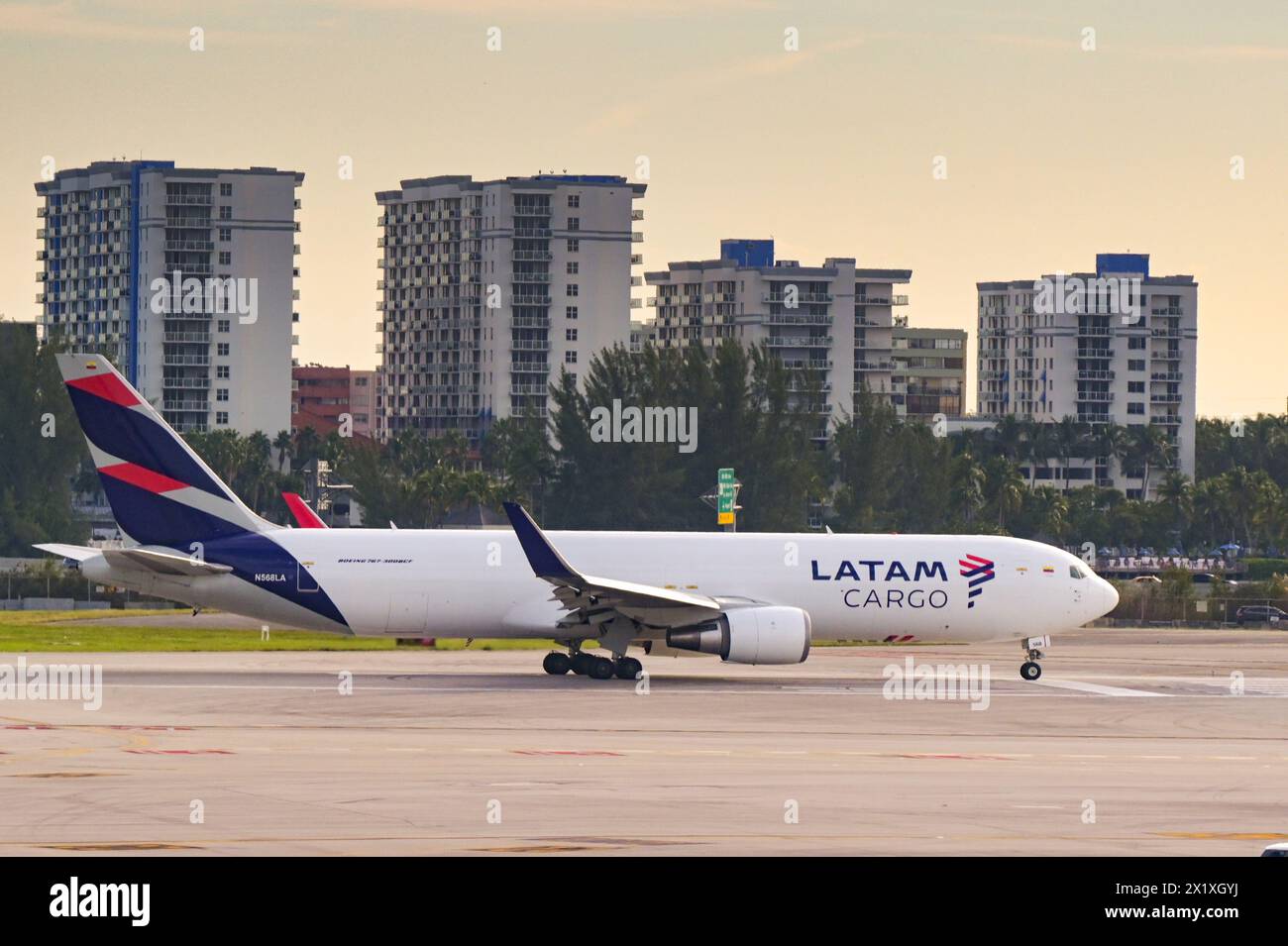 Miami, Florida, USA - 5 dicembre 2023: Jet cargo Boeing 767 operato da LATAM Cargo all'Aeroporto Internazionale di Miami. Foto Stock