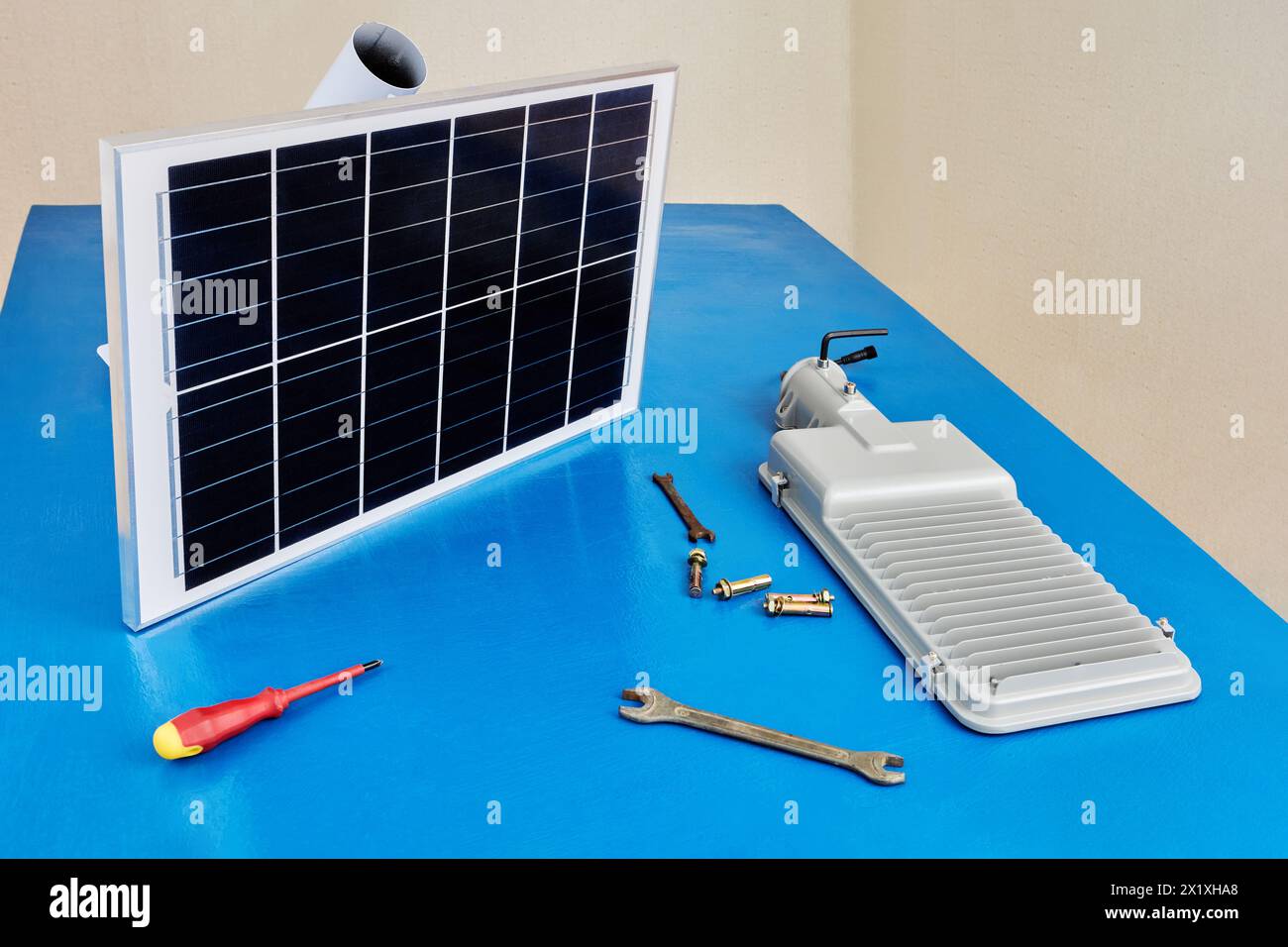 L'lampione solare a LED autonomo sotto forma di parti di ricambio è disposto sul tavolo di assemblaggio. Foto Stock