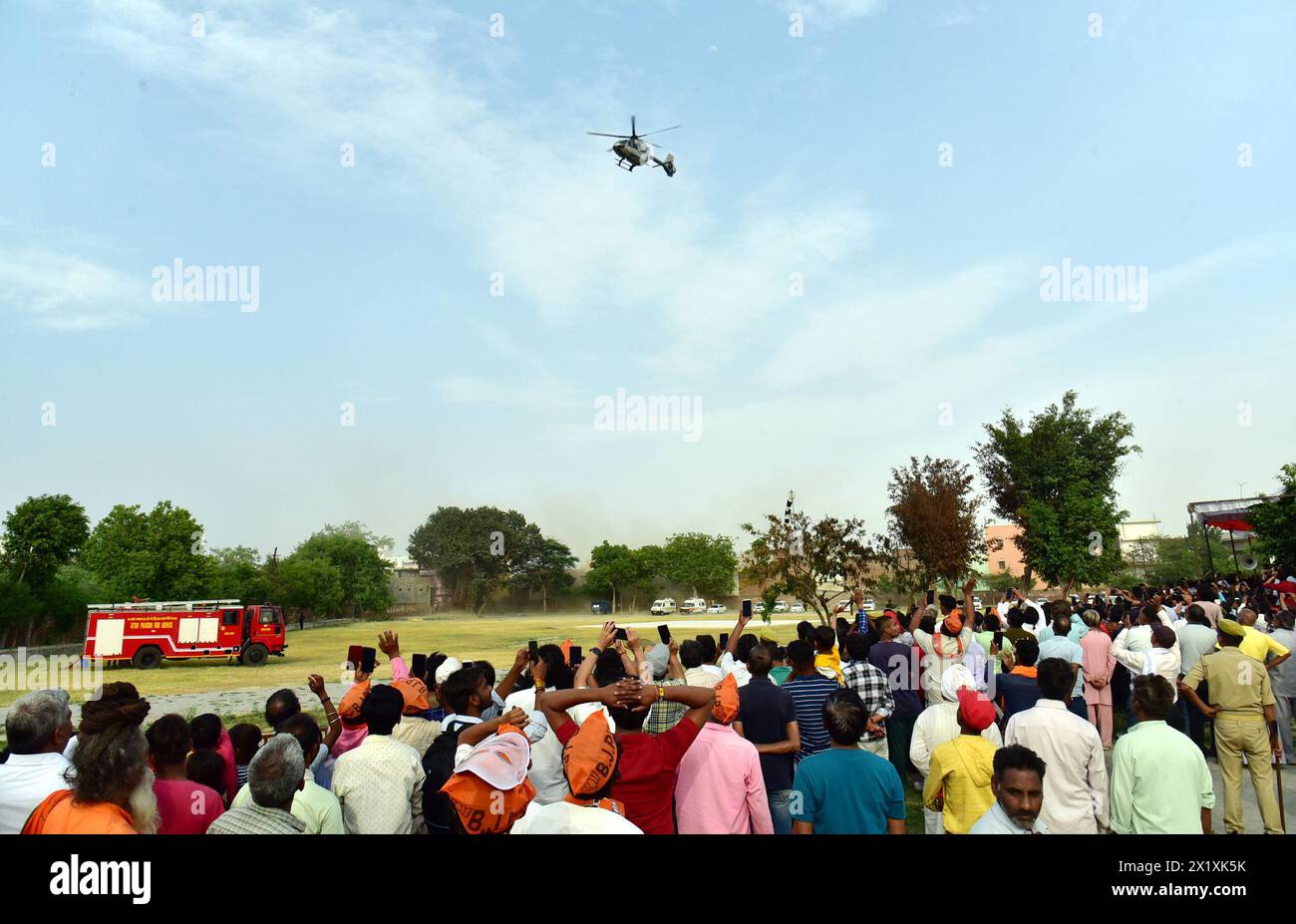 GHAZIABAD, INDIA - 18 APRILE: UP cm parte con il suo elicottero durante una manifestazione pubblica a Ghaziabad Pilkhuwa il 18 aprile 2024 a Ghaziabad, India. (Foto di Sakib Ali/Hindustan Times/Sipa USA) Foto Stock