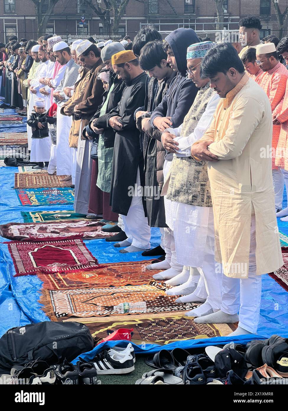 I musulmani si riuniscono per la preghiera al Parade Grounds di Prospect Park dopo il mese del Ramadan su Eid al-Fitr a Brooklyn, New York. Foto Stock