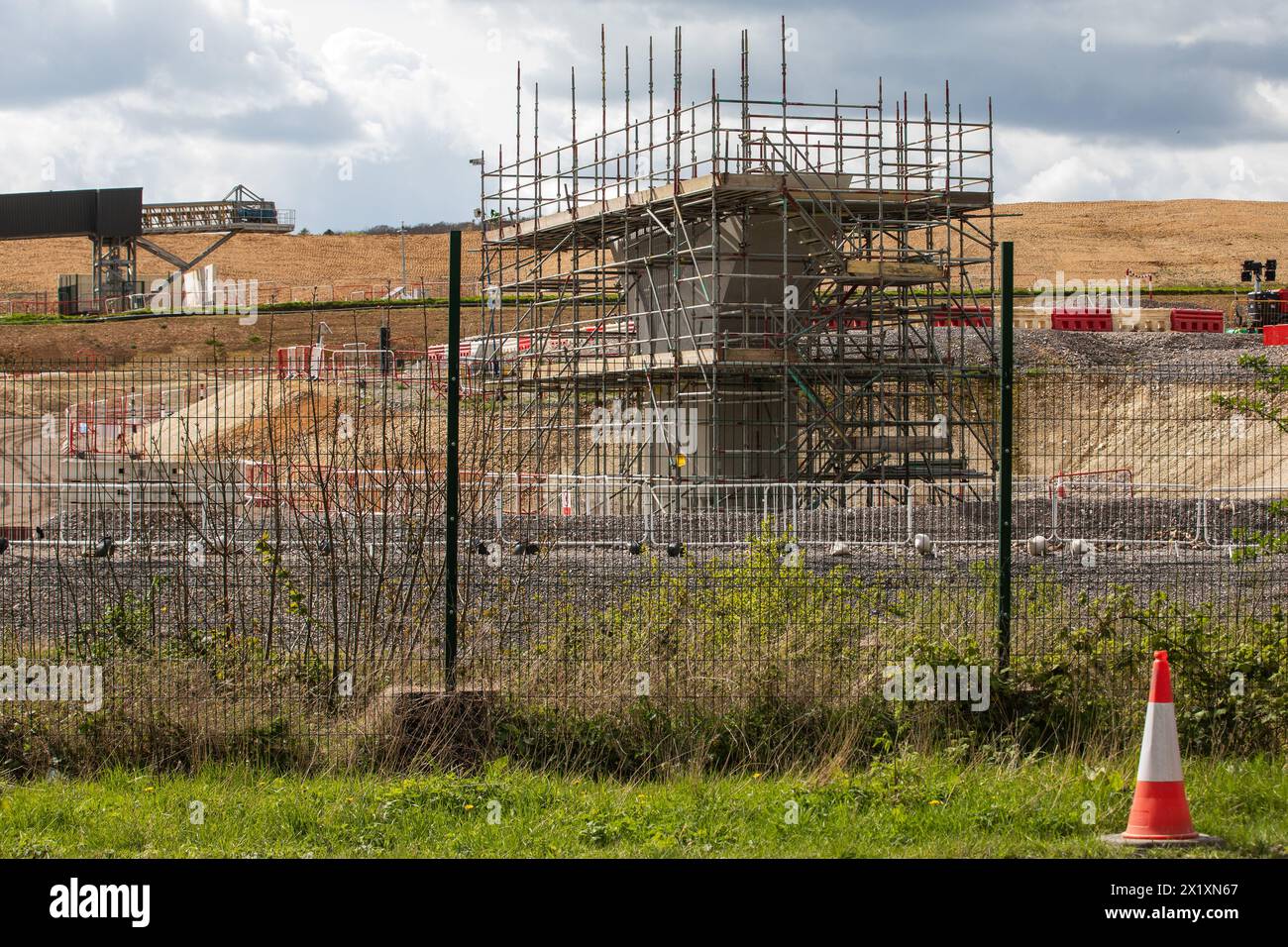 Wendover, Regno Unito. 17 aprile 2024. Un segmento prefabbricato a Y da 42 tonnellate per il molo per il viadotto Dean piccolo per il collegamento ferroviario ad alta velocità HS2 è visto accanto alla A413. Il viadotto di 345 m porterà HS2 attraverso la A413, la piccola Dean Lane e la linea ferroviaria Chilterns. La costruzione della prima tratta di HS2 è iniziata nel settembre 2020, ma i treni ad alta velocità non dovrebbero circolare sulla linea fino almeno al 2029. Crediti: Mark Kerrison/Alamy Live News Foto Stock