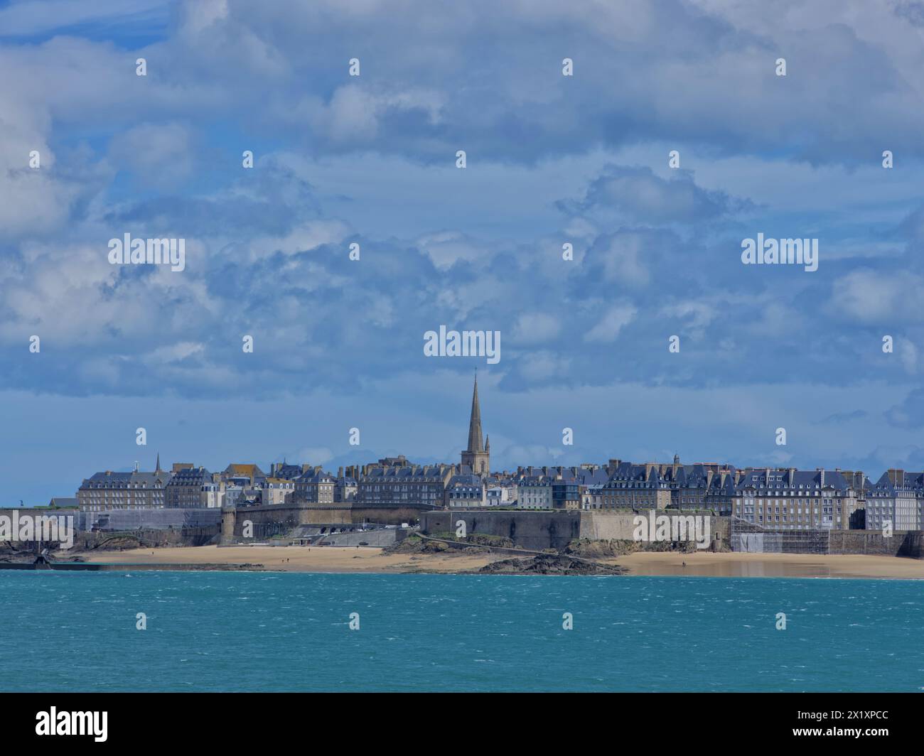 Saint-Malo è uno storico porto francese situato a Ille-et-Vilaine, Bretagna, Costa d'Emeraude, Francia. Vista da Dinard. Foto Stock