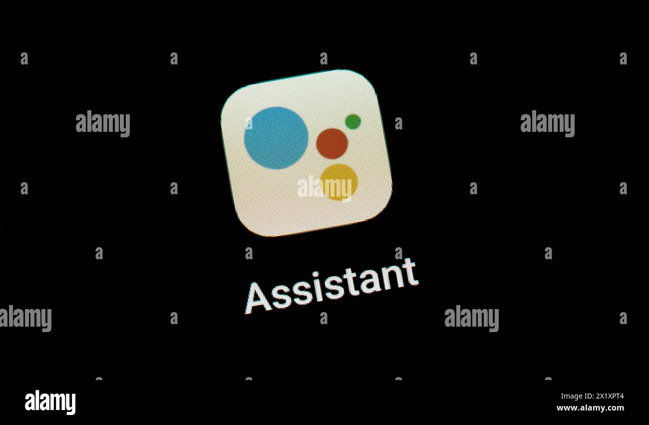Vista ravvicinata del logo dell'app Google Assistant visualizzata sullo schermo di uno smartphone o di un dispositivo mobile, evidenziata su uno sfondo scuro. Assistenti AI Foto Stock