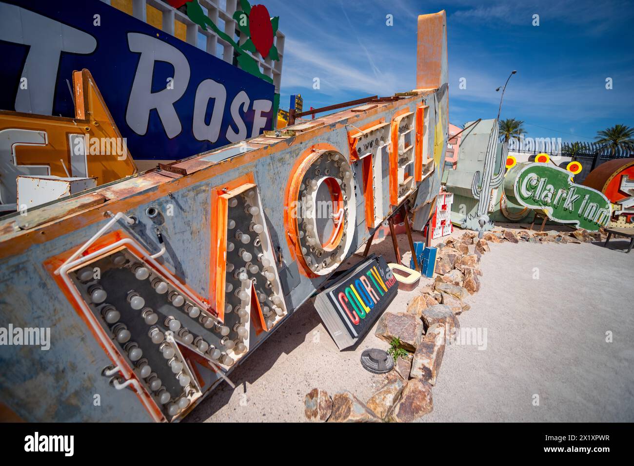 Insegna del motel abbandonato e scartato nel Neon Museum, detto Neon boneyard a Las Vegas, Nevada. Foto Stock