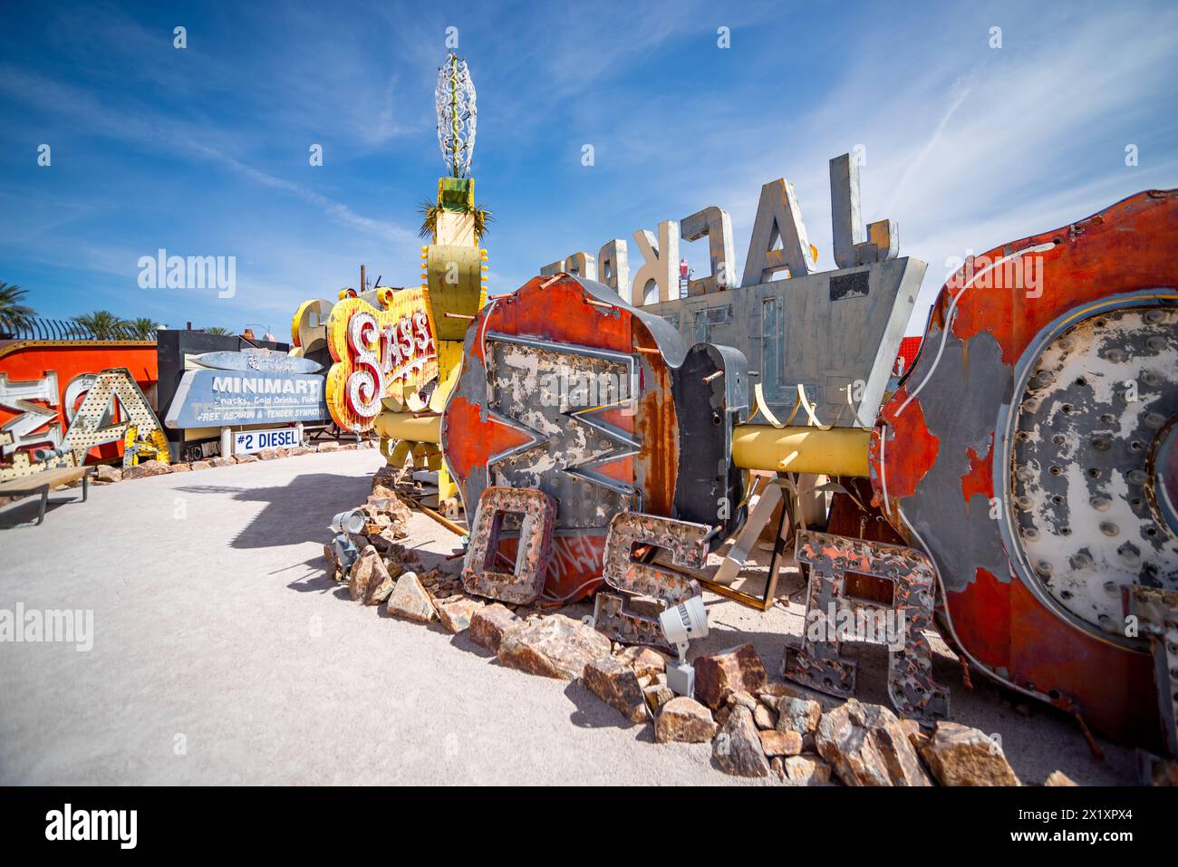 Cartelli abbandonati e scartati nel Neon Museum, noto anche come Neon boneyard a Las Vegas, Nevada. Foto Stock