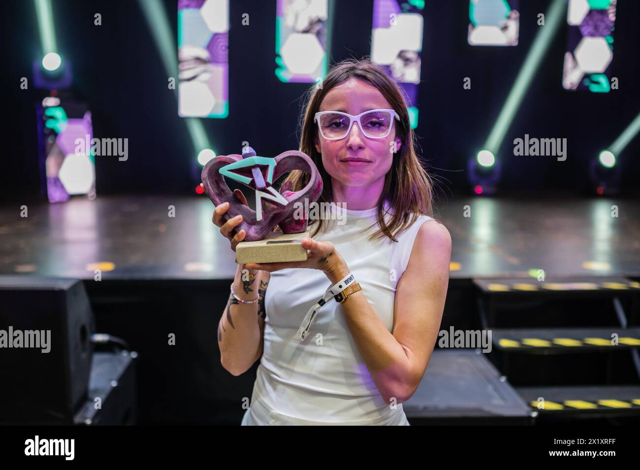 Ritratto di Zahara, vincitrice del premio come miglior artista, che tiene il suo premio ai MIN Independent Music Awards 2024, Saragozza, Spagna Foto Stock