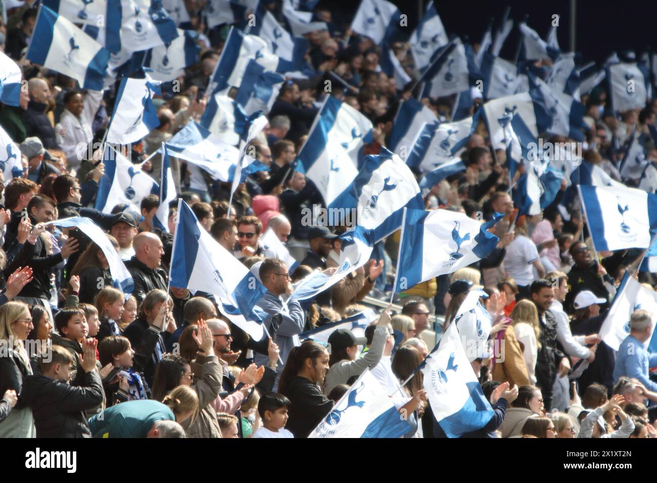 I tifosi sventolano Spurs bandiere Tottenham Hotspur FC Women contro Leicester City FC Women Adobe Women's fa Cup semifinale Tottenham Hotspur Stadium 14 aprile 2024 Foto Stock