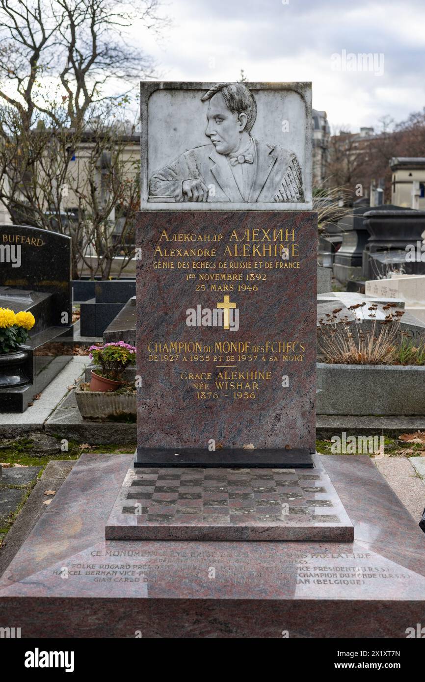 Una tomba di Alexander Alekhine nel cimitero di Montparnasse, Parigi, Francia. Era un giocatore di scacchi russo e francese e il quarto campione del mondo di scacchi, A. Foto Stock