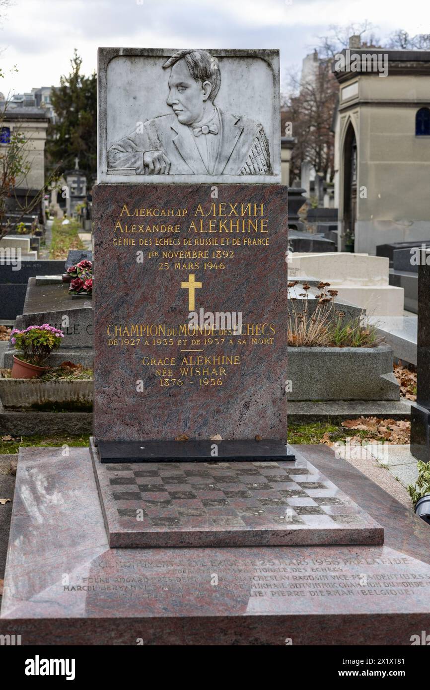 Una tomba di Alexander Alekhine nel cimitero di Montparnasse, Parigi, Francia. Era un giocatore di scacchi russo e francese e il quarto campione del mondo di scacchi, A. Foto Stock