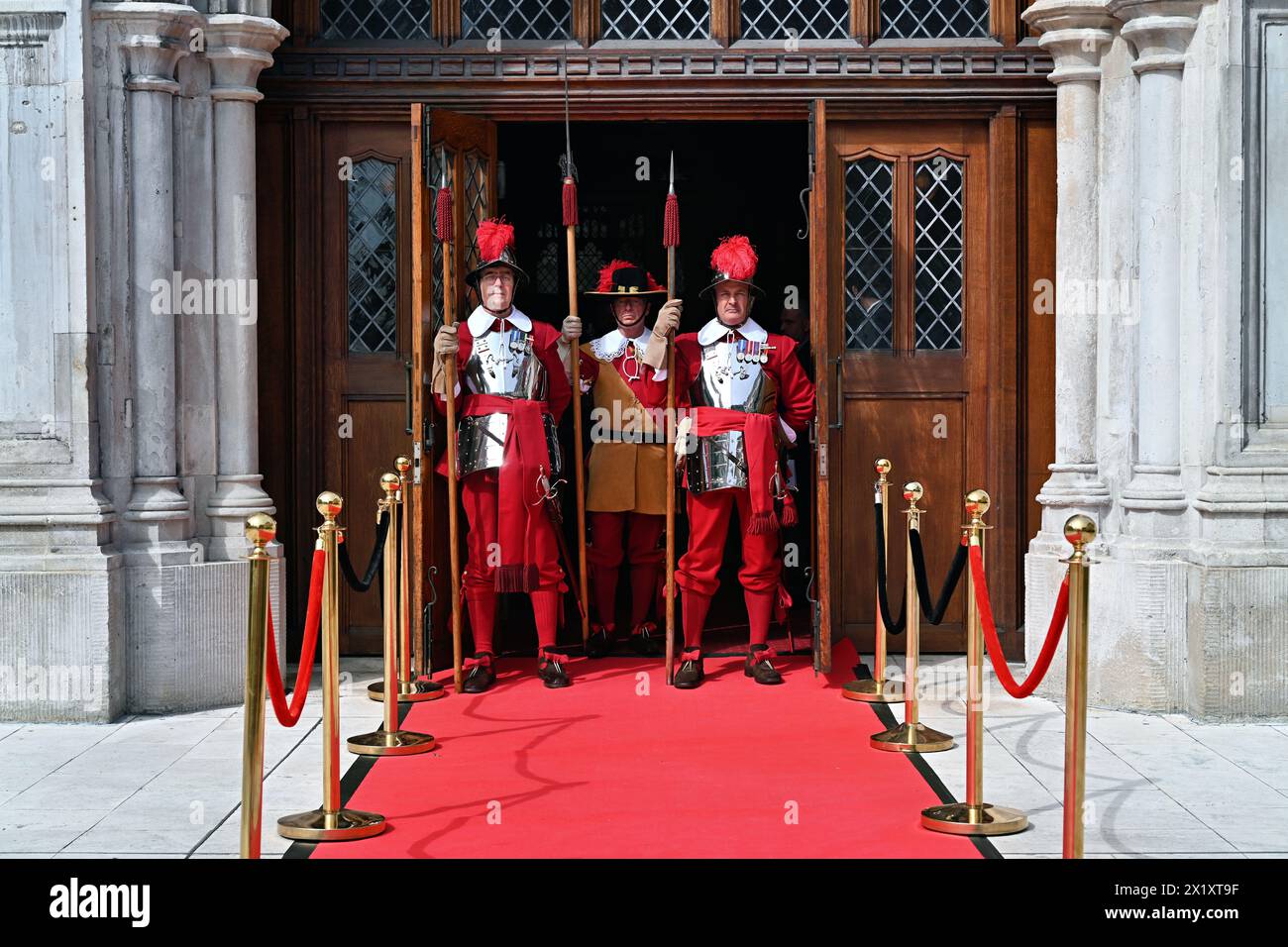 Londra, Regno Unito. 18 aprile 2024. Elisabeth Mainelli - Lady Mayoress City of London 2023-24 lasciare il Lord Mayor's Big Curry Lunch 2024 è quello di sostenere i membri delle forze Armate di sua Maestà e i veterani attraverso le tre associazioni di beneficenza del servizio Nazionale: ABF The Soldiers' Charity, Royal Navy and Royal Marines Charity e Royal Air Force Benevolent Fund a Guildhall, Gresham Street, Londra, Regno Unito. Credito: Vedi li/Picture Capital/Alamy Live News Foto Stock