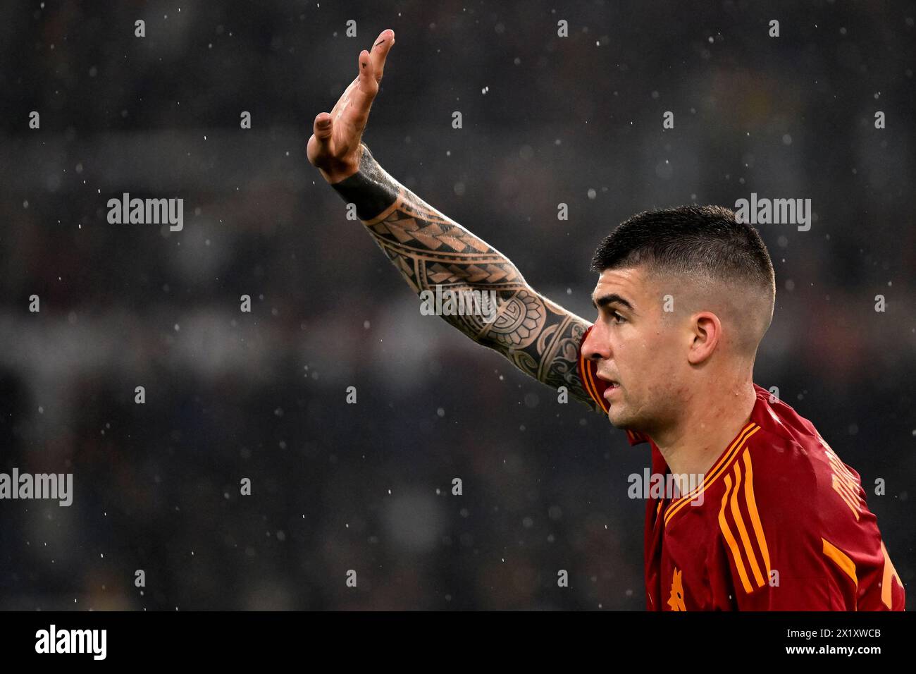 Roma, Italia. 18 aprile 2024. Gianluca Mancini di AS Roma gesta durante la partita di calcio di Europa League tra AS Roma e AC Milan allo stadio Olimpico di Roma (Italia), 18 aprile 2024. Crediti: Insidefoto di andrea staccioli/Alamy Live News Foto Stock