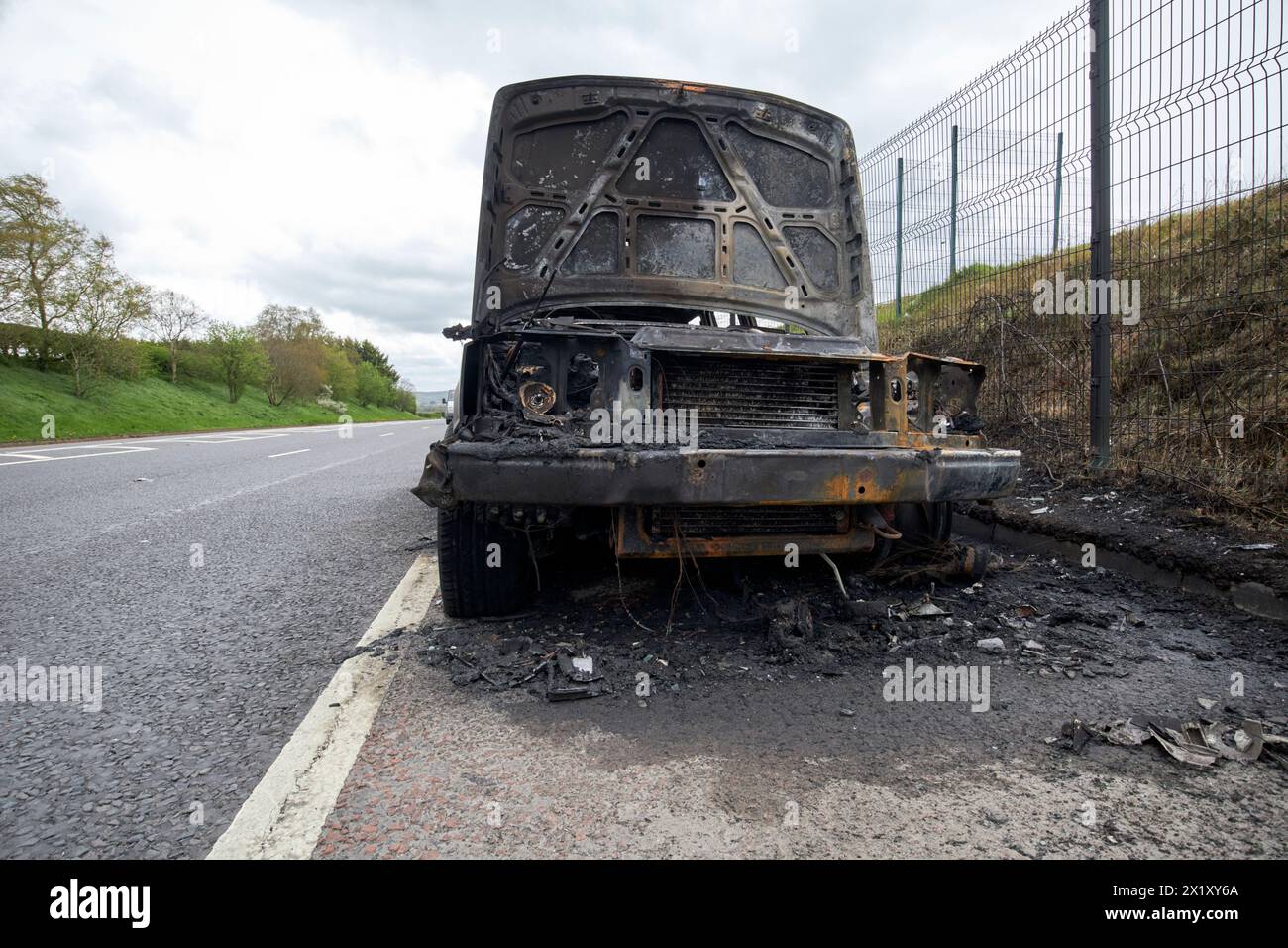range rover bruciata a lato della strada nella contea di antrim, irlanda del nord, regno unito Foto Stock