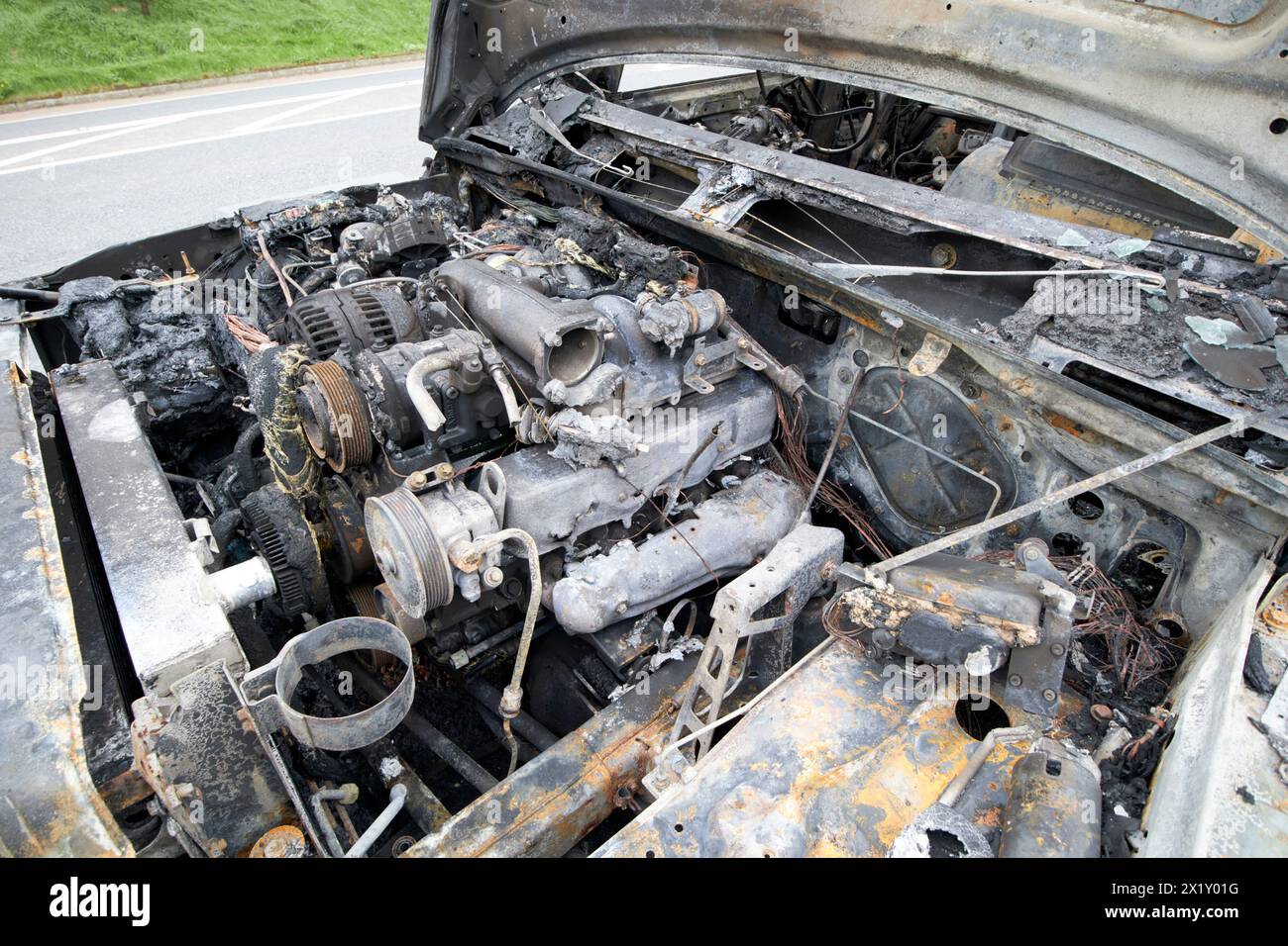 vano motore della range rover bruciata a lato della strada nella contea di antrim, irlanda del nord, regno unito Foto Stock
