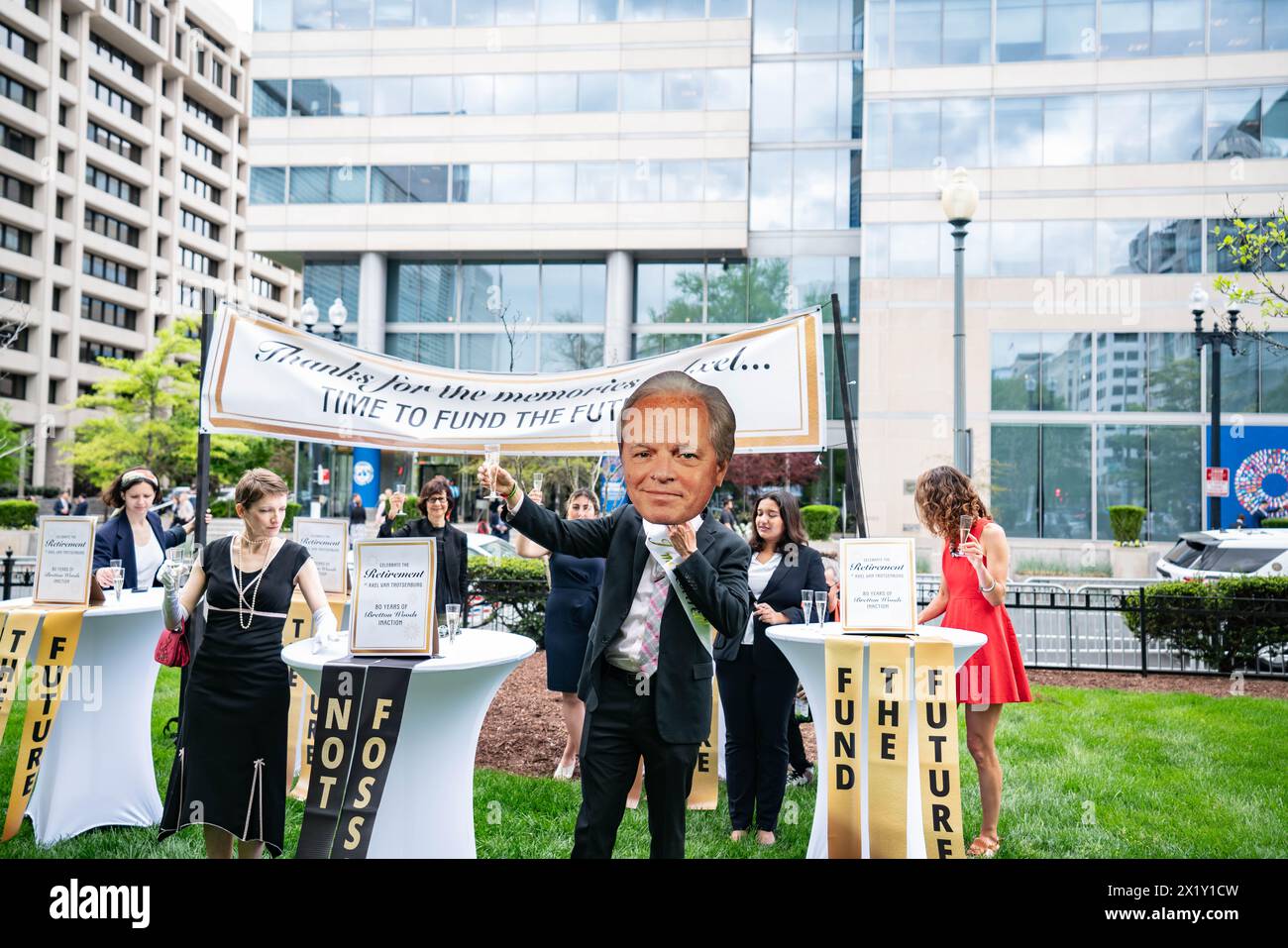 Il 18 aprile il FMI e la Banca mondiale hanno avuto il loro incontro di primavera 2024 a Washington DC Ecco alcune foto fuori dalle proteste degli incontri Foto Stock